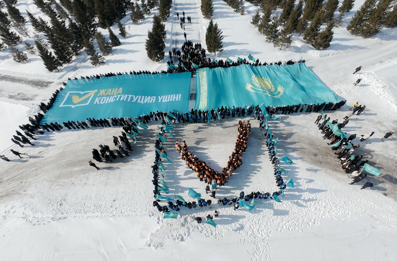 Жаңа Конституцияны қолдау үшін мыңнан астам жас ауқымды акцияға қатысты