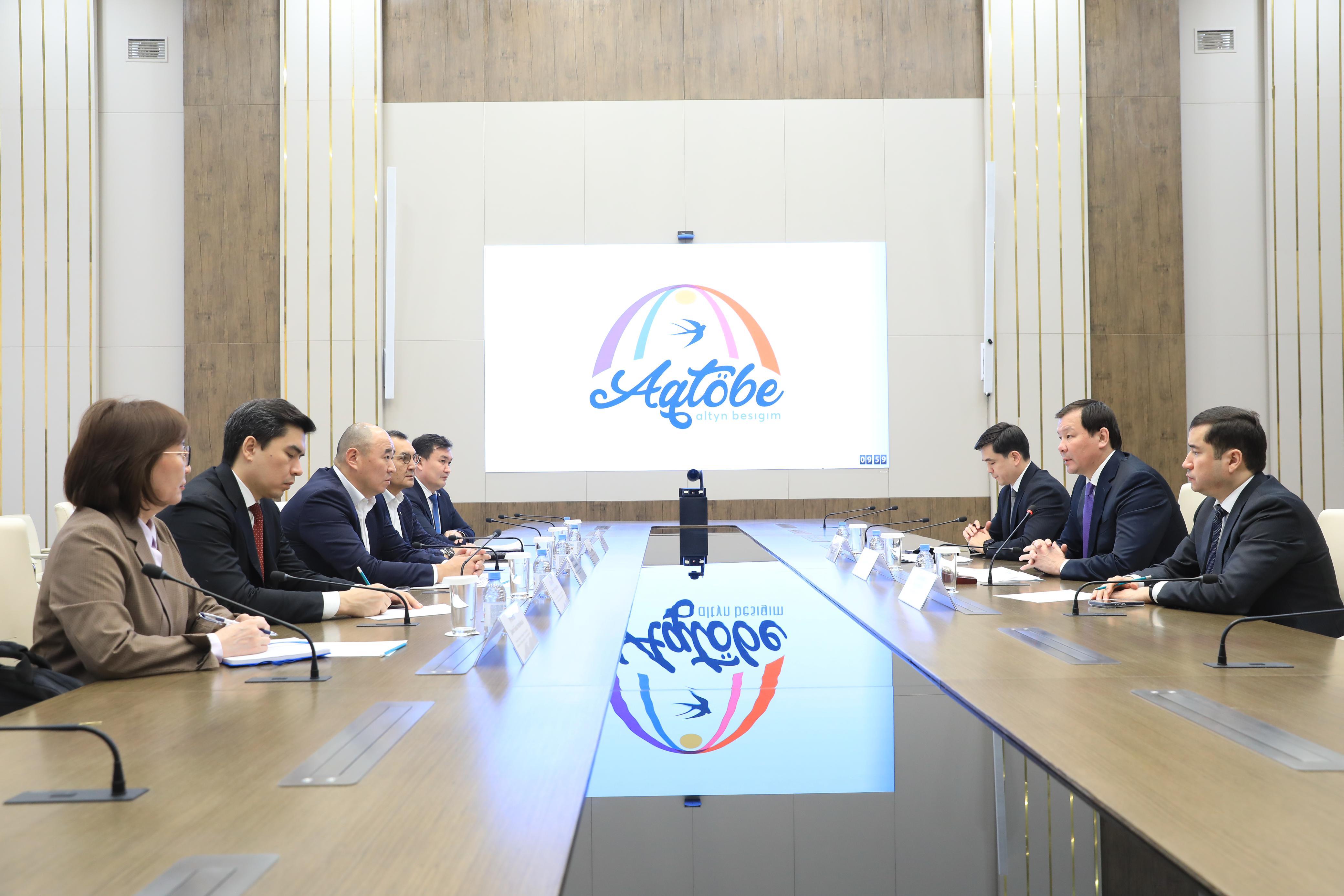 Облыс әкімі Асхат Шахаров «Атамекен» ҰКП Төралқа төрағасы Қанат Шарлапаевпен кездесті