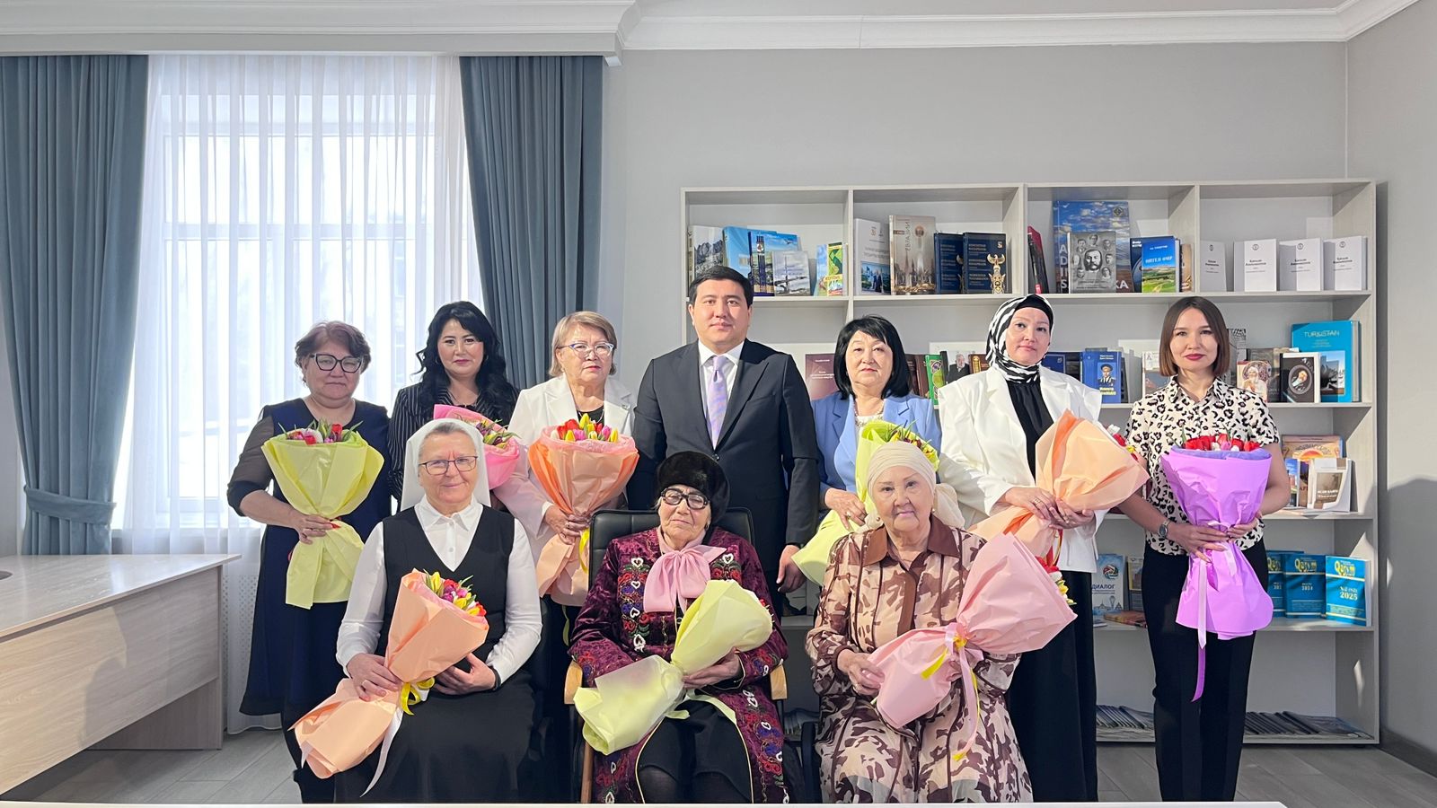 Басқармасының басшысы әйелдерді 8 наурызбен құттықтады