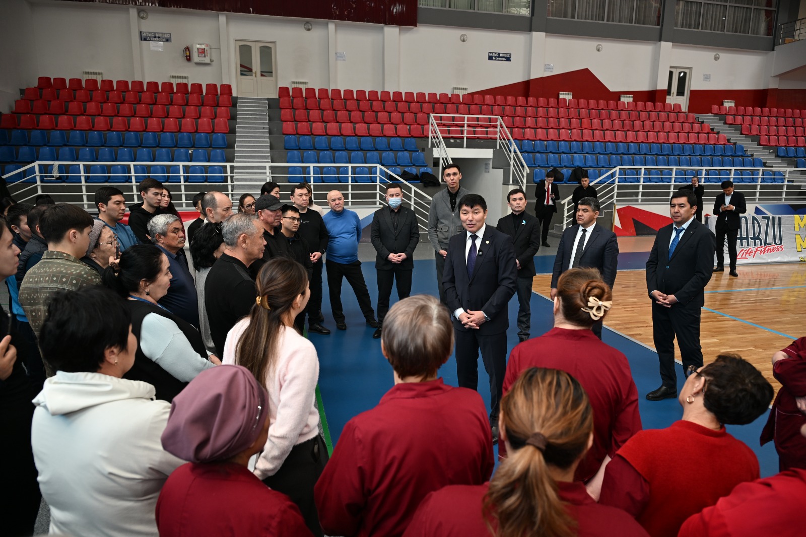 Қала әкімі Ернат Бәзіл «Жастар» спорт сарайының ұжымымен кездесті
