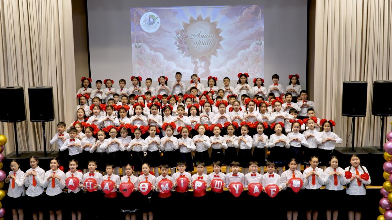 Праздничный хор учащихся и малышей одновременно зазвучал в Астане в честь Международного женского дня