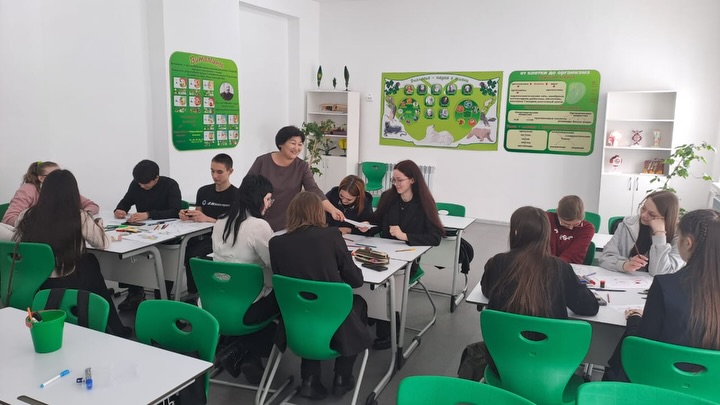 Түлектерге қолдау: Ресурстық орталық аудан оқушыларына арналған сабақтар өткізуде