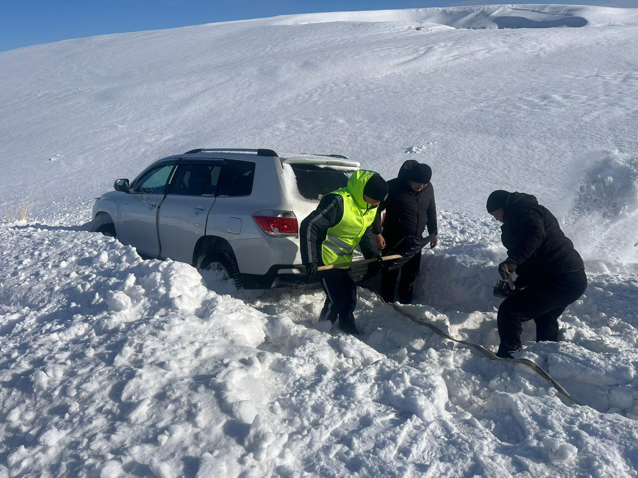 ШҚО полицейлері қар құрсауында қалған жол талғамайтын көлікті шығарып алды