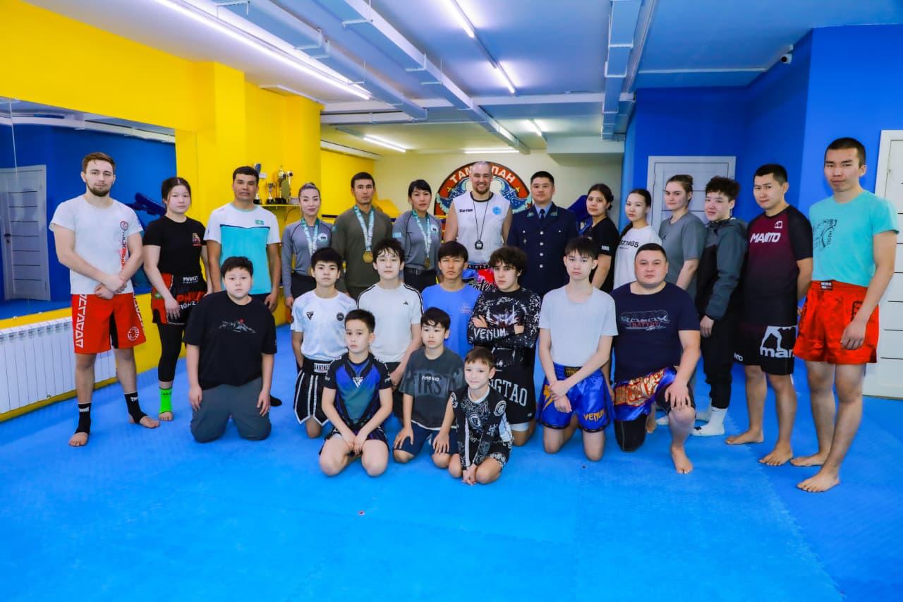 «Заң мен тәртіп»: халықаралық жарыстардың жеңімпазы атанған елордалық полицейлер жас спортшылармен тәжірибе бөлісті