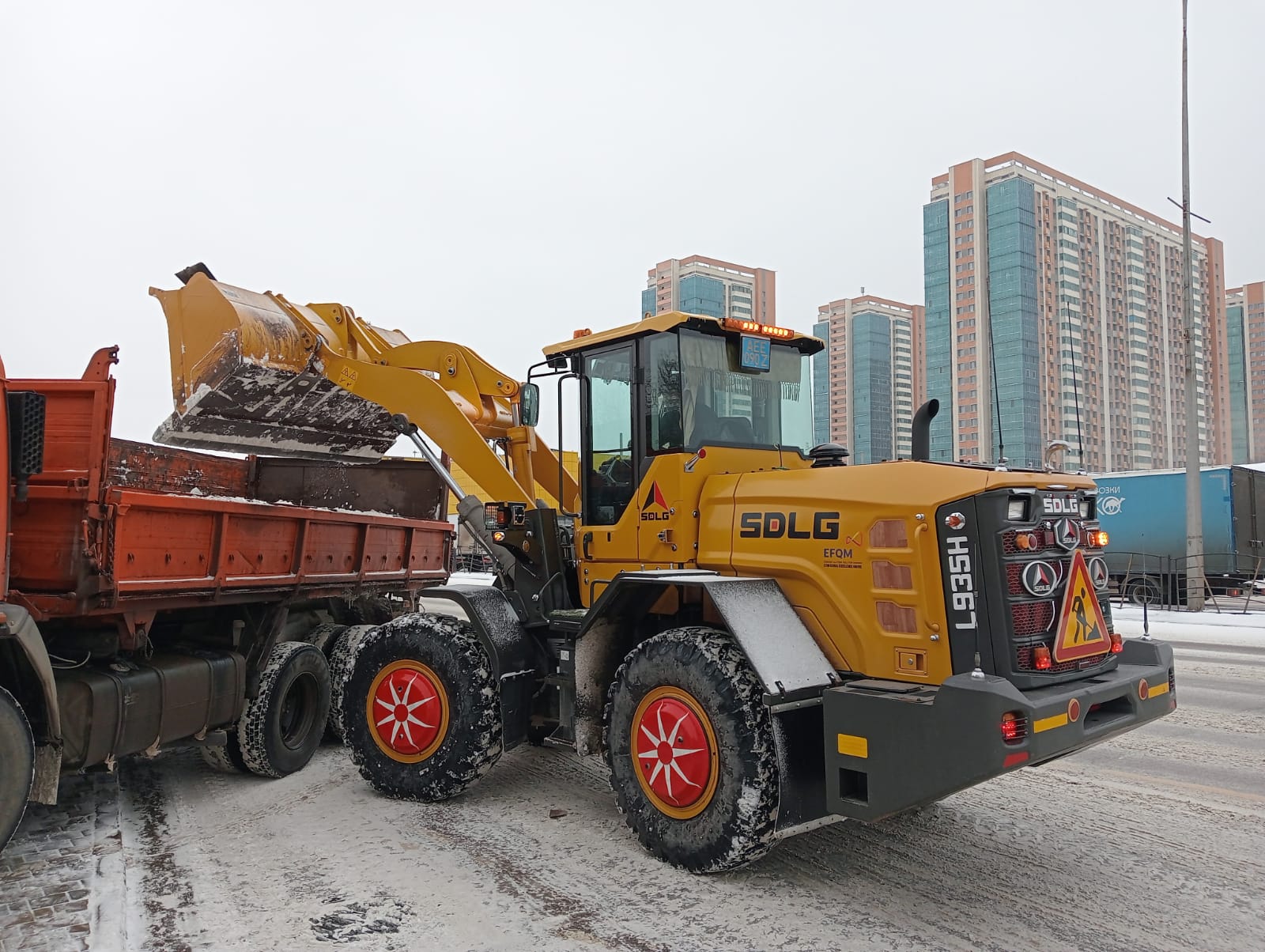 Около трех тысяч дорожных рабочих и более 1,6 тысячи единиц спецтехники задействовано в снегоуборочных работах в Астане