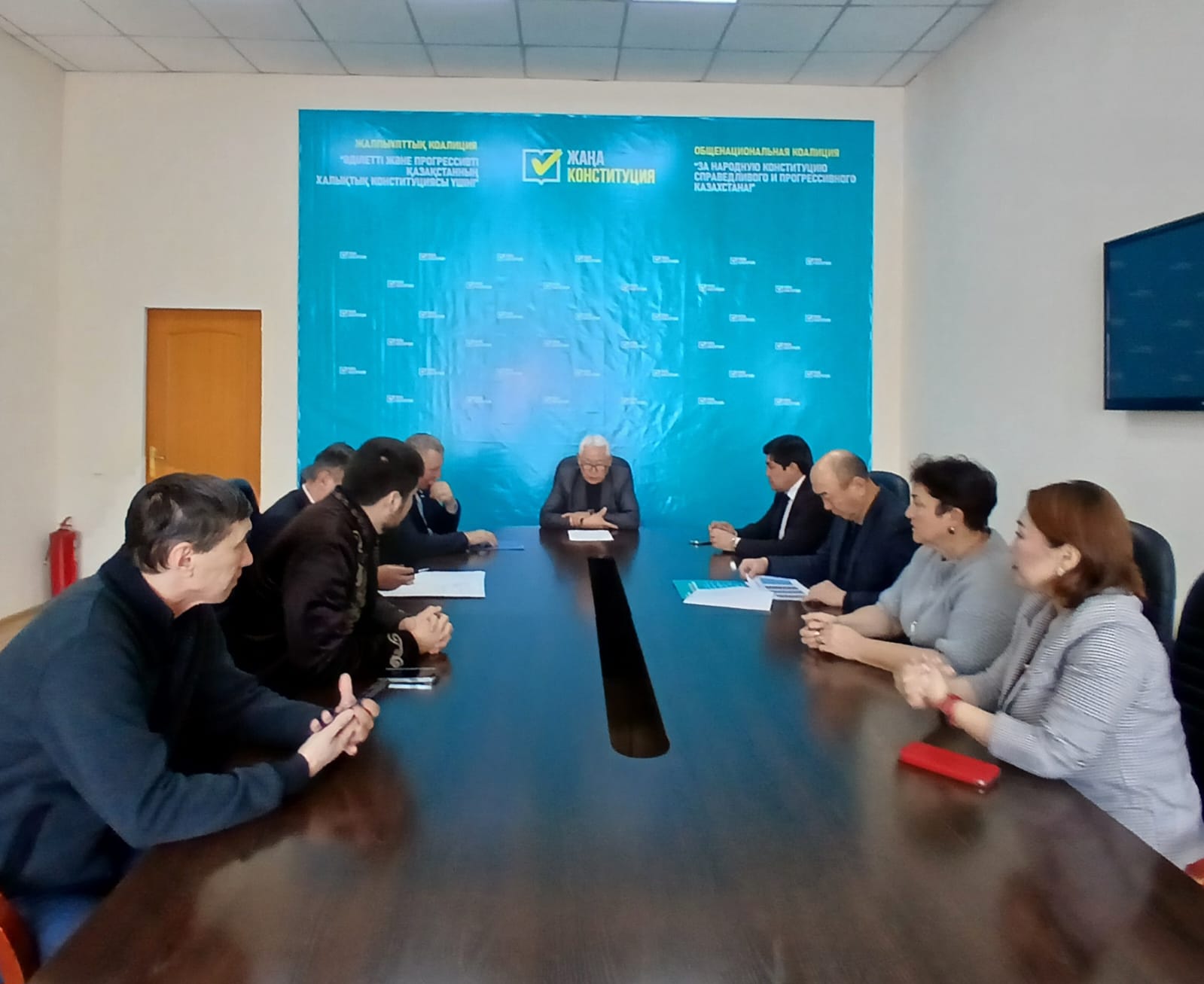 «Әділетті және Прогрессивті Қазақстанның халықтық Конституциясы үшін!» аудандық коалициясы Қазақстанның жаңа Конституциясының жобасын талқылау бойынша үкіметтік емес ұйымдардың өкілдерімен дөңгелек үстел өткізді