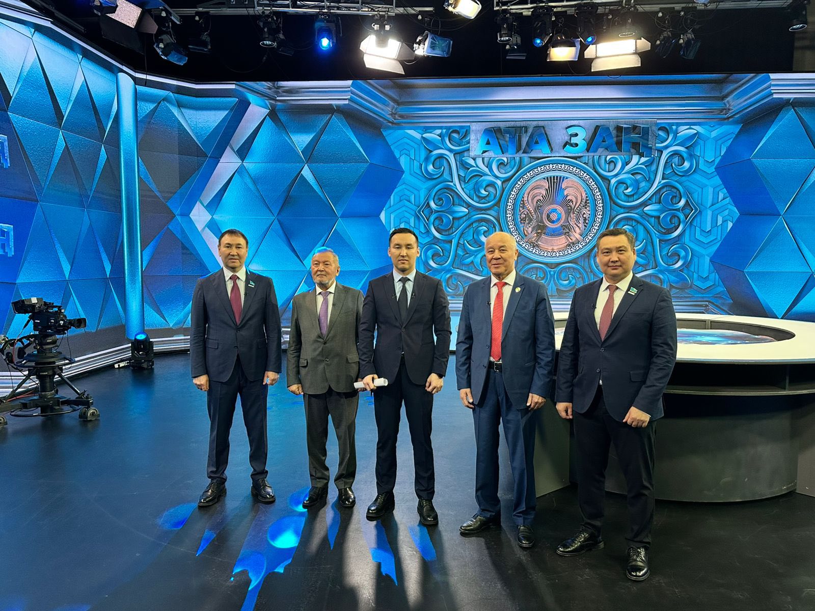 «Хабар» телеарнасының «Ата Заң» бағдарламасының эфирінде Қазақстан Республикасының жаңа Конституциясының негізгі бағыттары талқыланды.