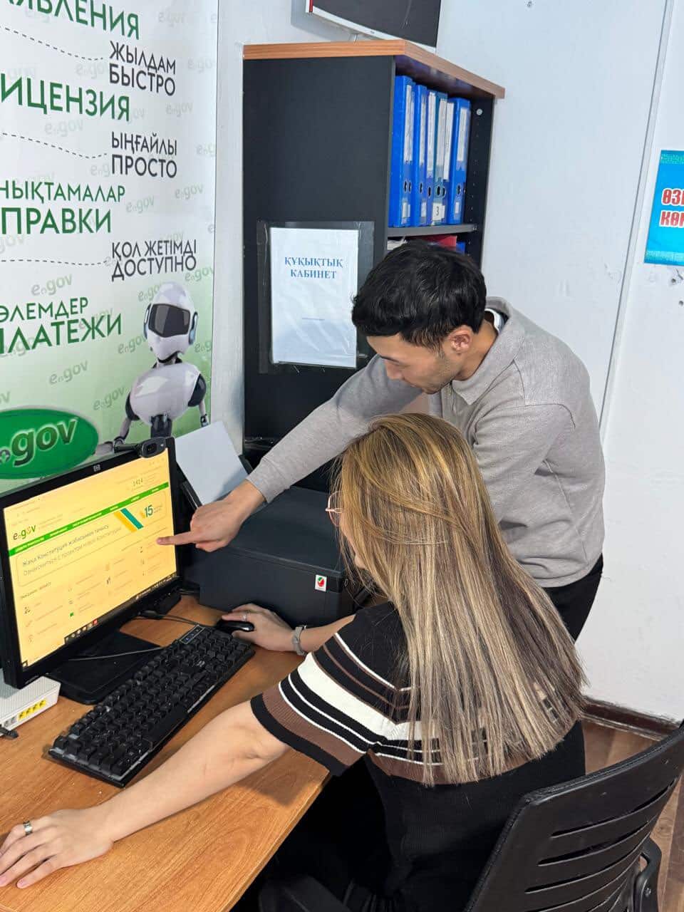 Талсуат ауылдық округі әкімінің аппараты КММ-де тұрғындардың құқықтық сауаттылығын арттыру мақсатында жұмыс істеп тұрған «Құқық кабинеті» қызметімен танысты