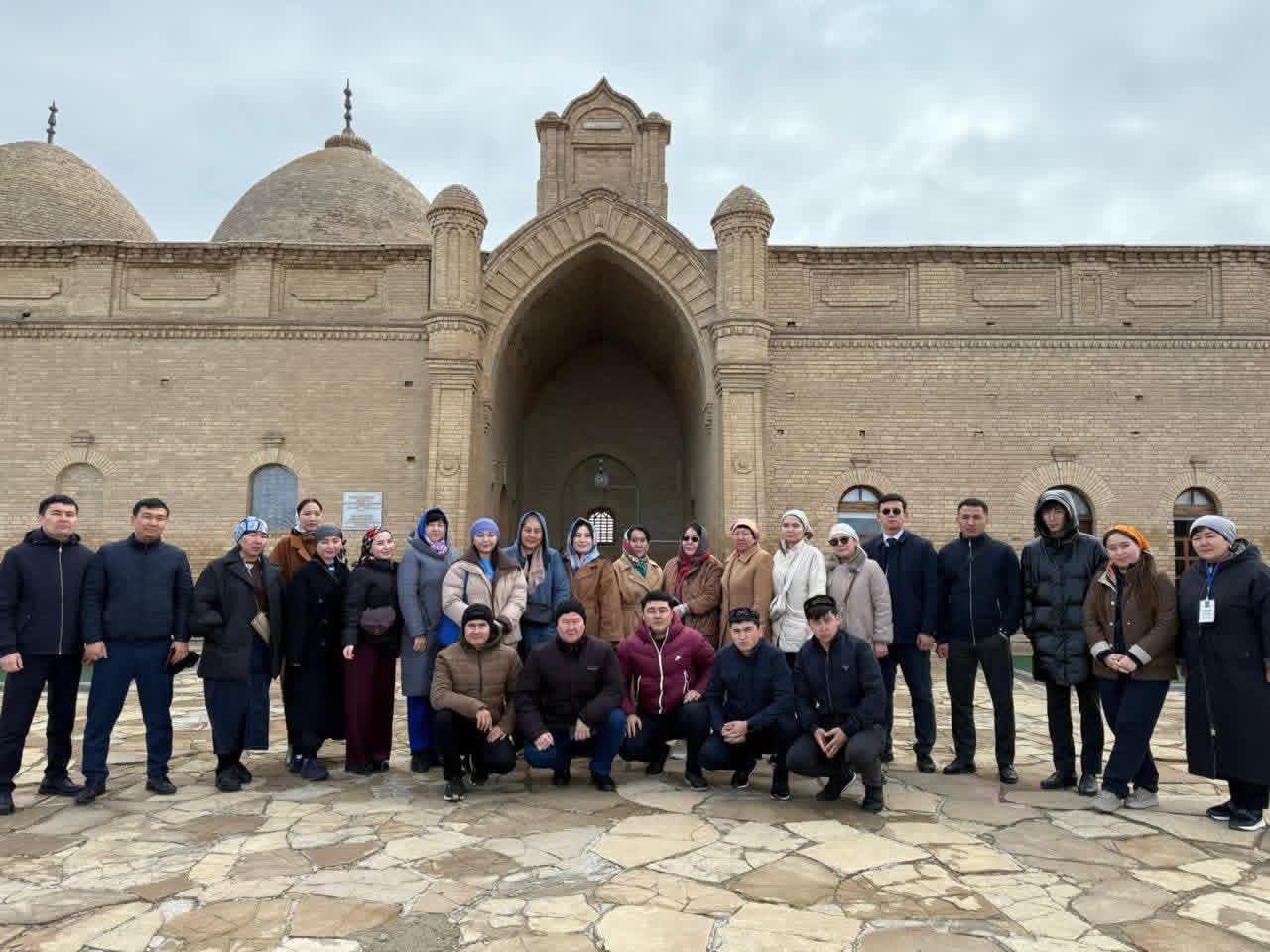 ТҮРКІСТАН ОБЛЫСЫНЫҢ МЕМЛЕКЕТТІК ҚЫЗМЕТШІЛЕРІНЕН ҚҰРЫЛҒАН ОҚЫРМАНДАР КЛУБЫ ОТЫРАР АУДАНЫНА РУХАНИ САПАР ЖАСАП, КЕЗЕКТІ КІТАПТЫ ТАЛДАДЫ