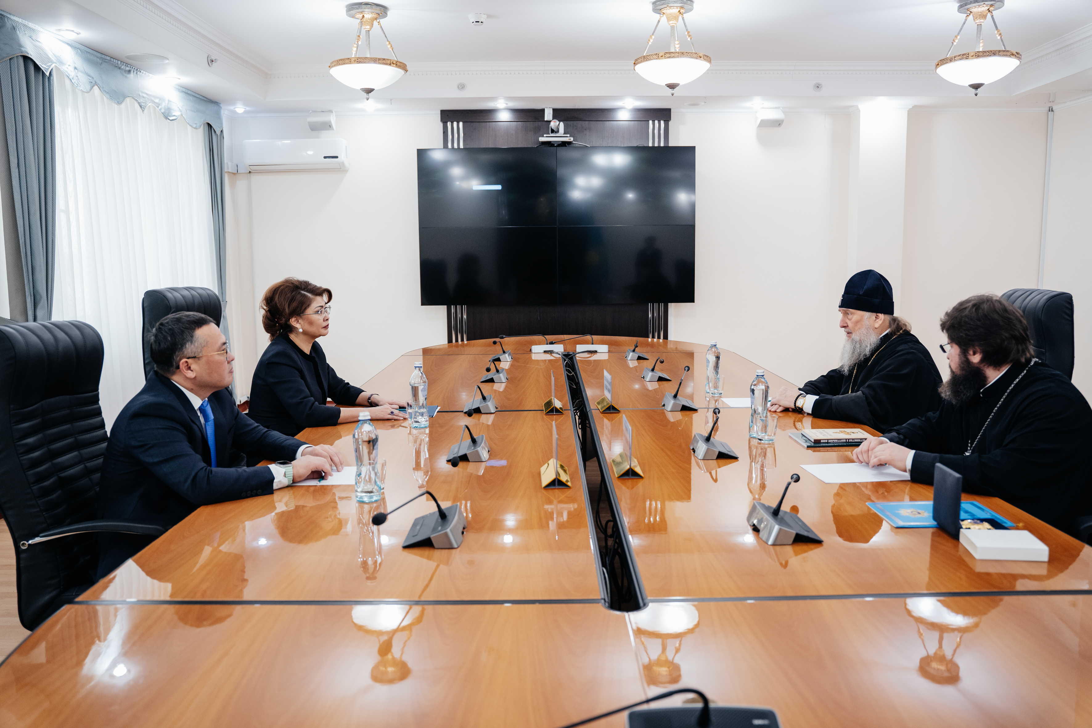 Аида Балаева Қазақстандағы Православ шіркеуінің басшысы митрополит Александрмен кездесті