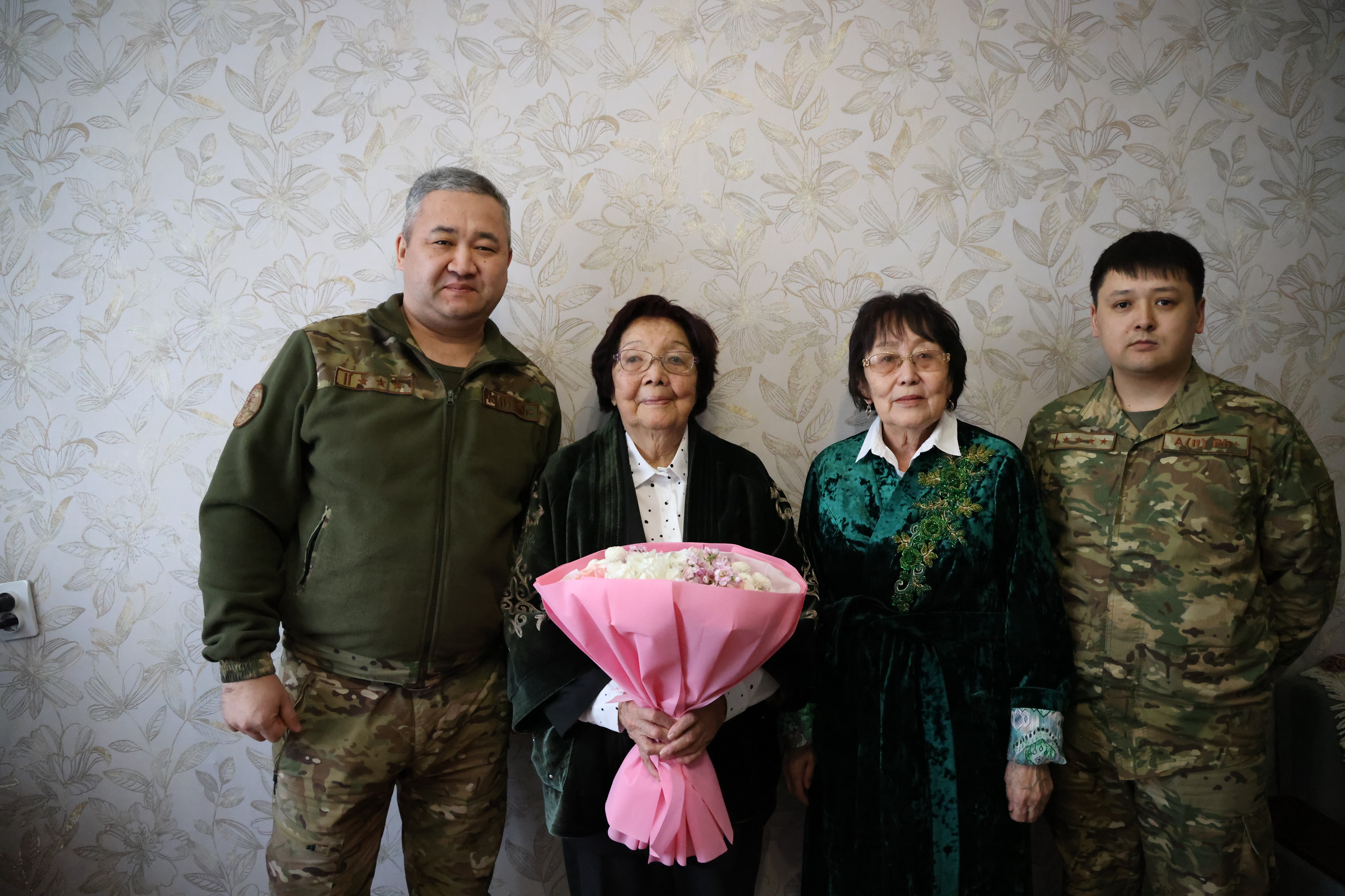 Рухы мықты: Павлодар облысы ТЖД өртке қарсы қызметі тарихына енген ардагерді 8 Наурыз мейрамымен құттықтады