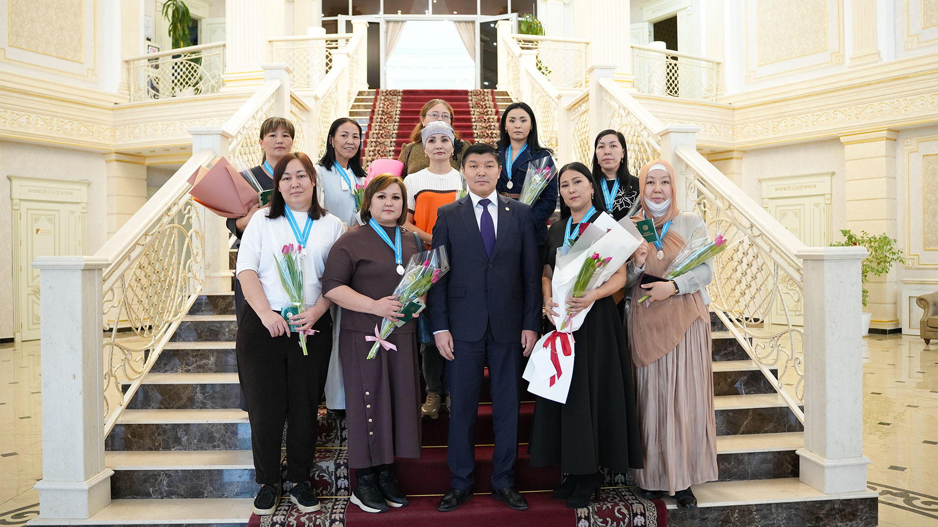 Талдықорғандық 11 батыр анаға «Алтын алқа» мен «Күміс алқа» табысталды