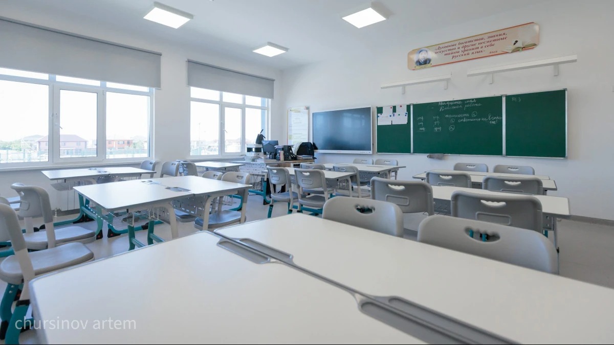 Президент бастамасымен жүзеге асырылып жатқан «Келешек мектептері» ұлттық жобасы аясында ғана 2023–2025 жылдары бүкіл еліміз бойынша ең жоғары халықаралық стандарттарға сәйкес келетін 217 мектеп салынды, - делінген мақалада.