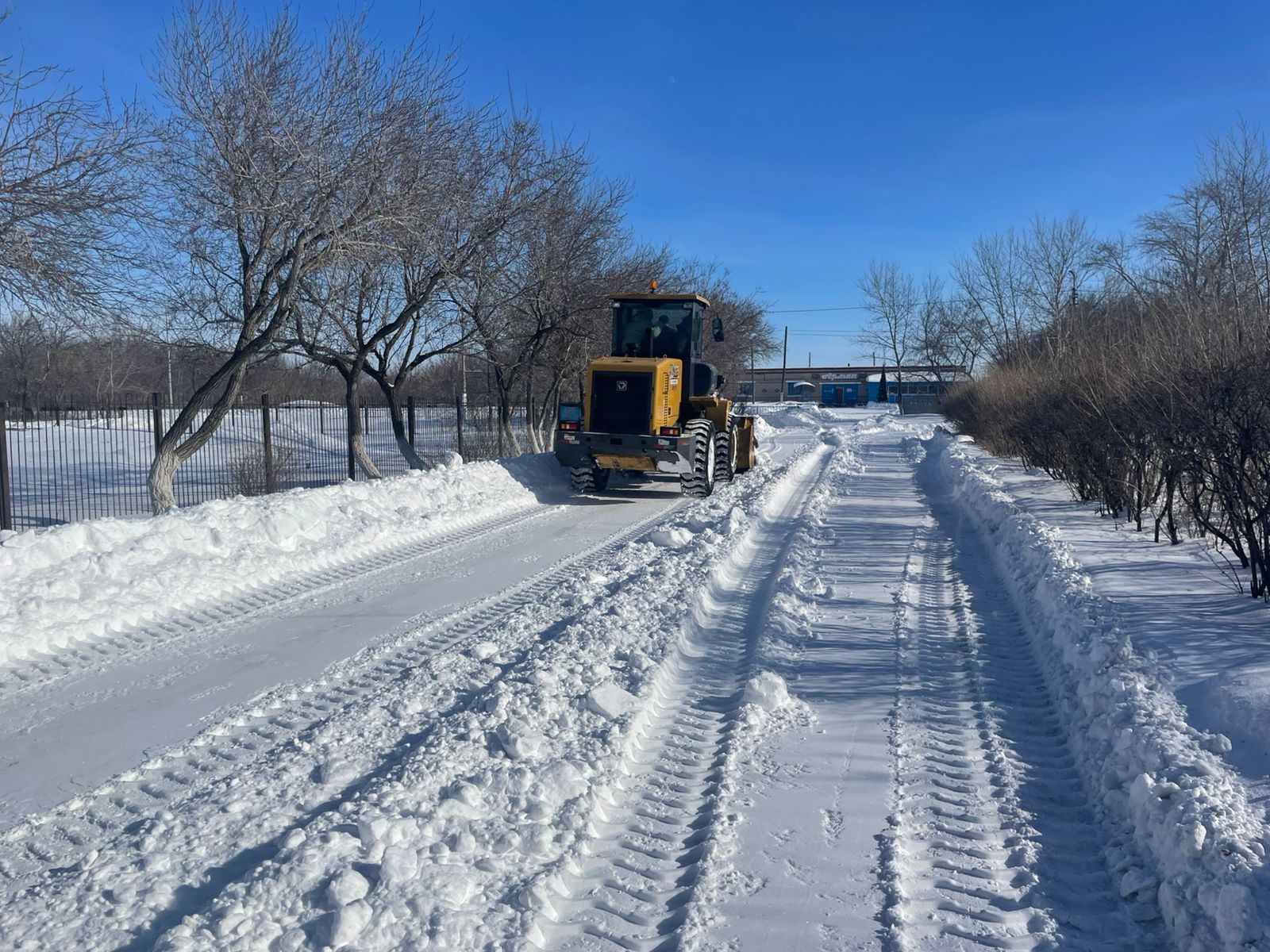 В селе Придорожном продолжается уборка снега после обильного снегопада.