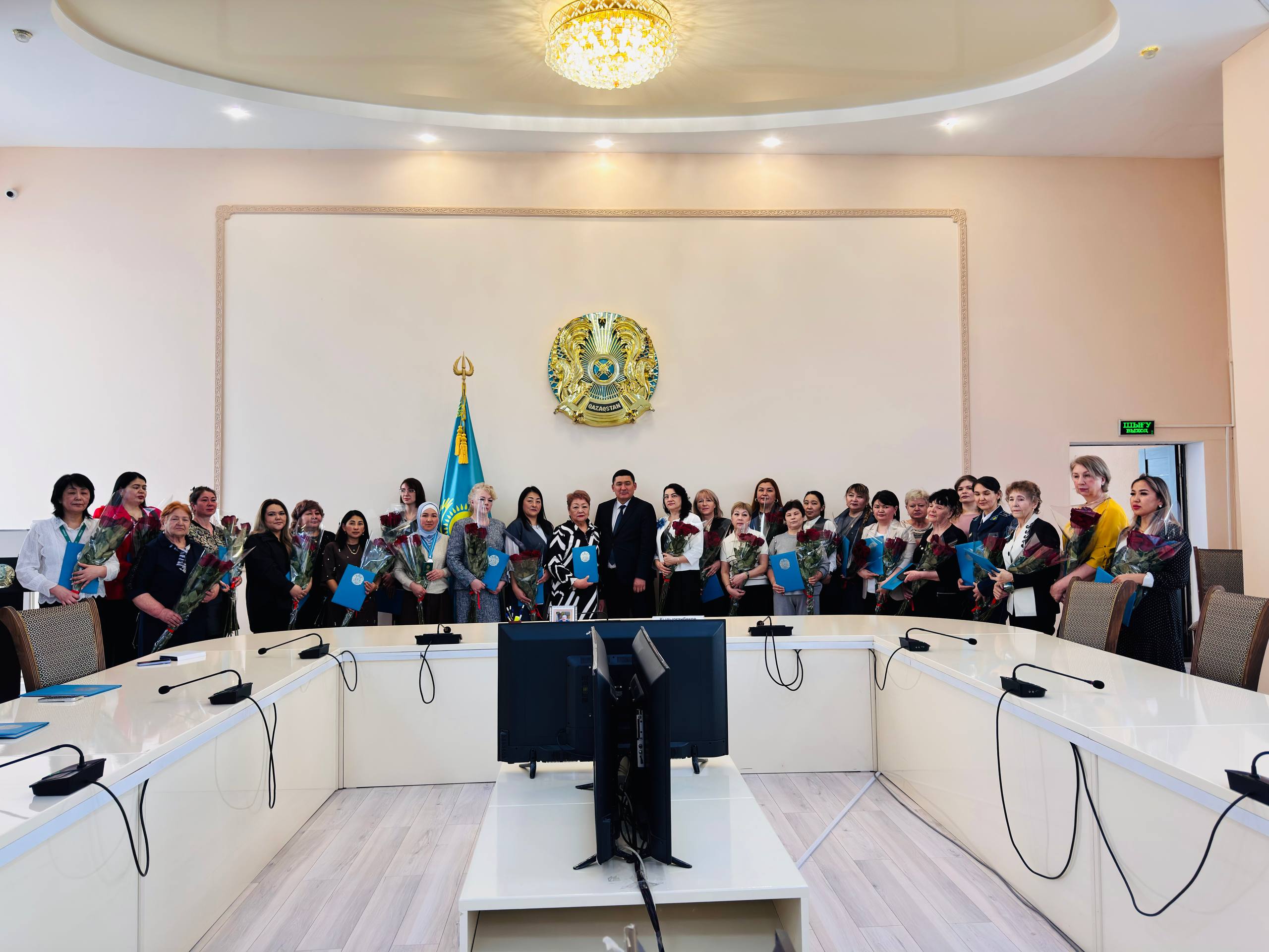 Көктем, құрмет және алғыс: қалада әйелдерге құрмет көрсетілді