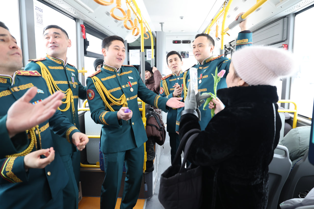 Ұлттық ұланның аңызға айналған Ерлер хоры елордалық аруларды құттықтады