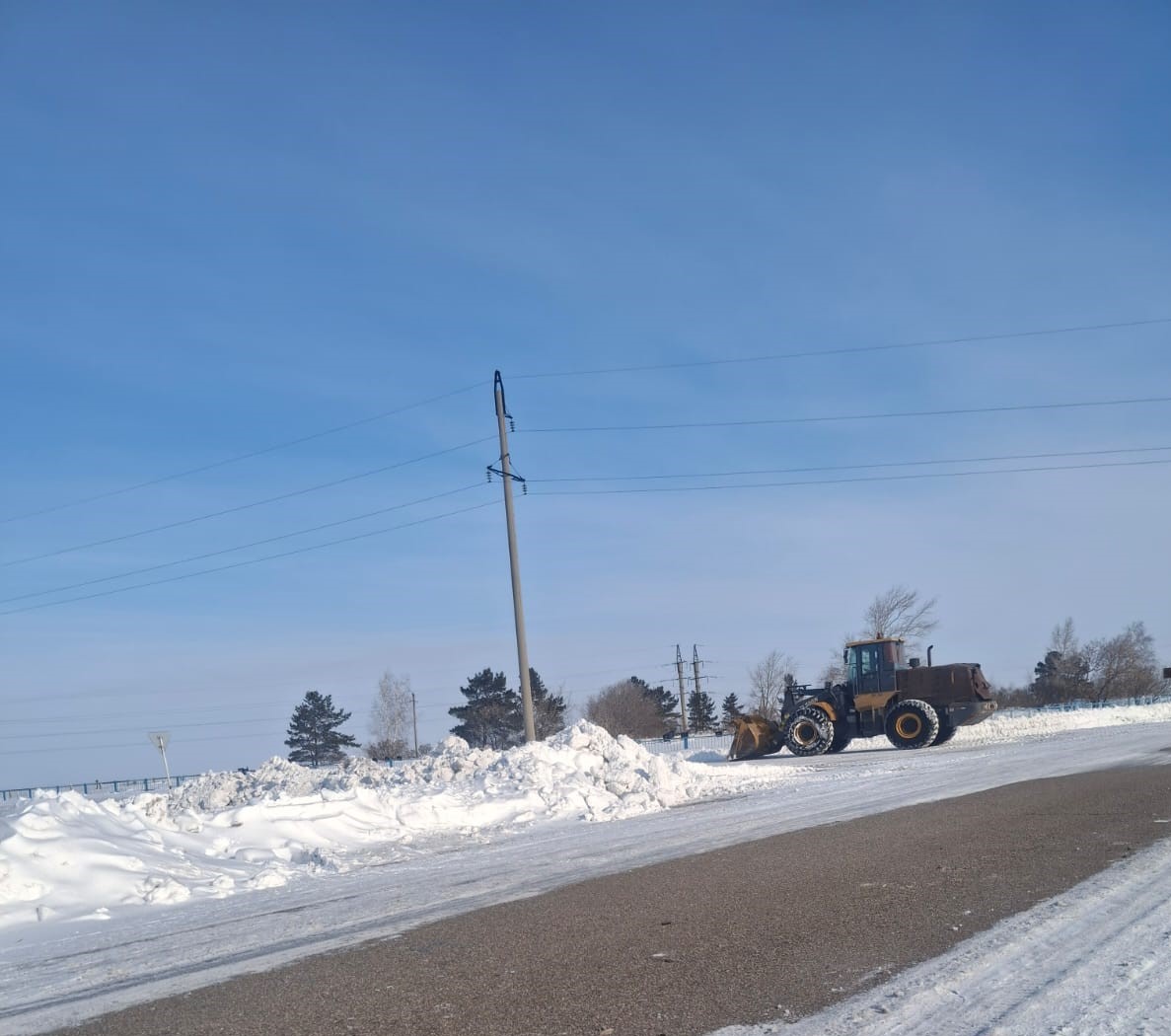 Ждановка ауылдық округінде Ждановка, Кировка, Васильевка Аққабақ ауылдарындағы кентішілік жолдарды тазарту жұмыстары жүргізілуде.