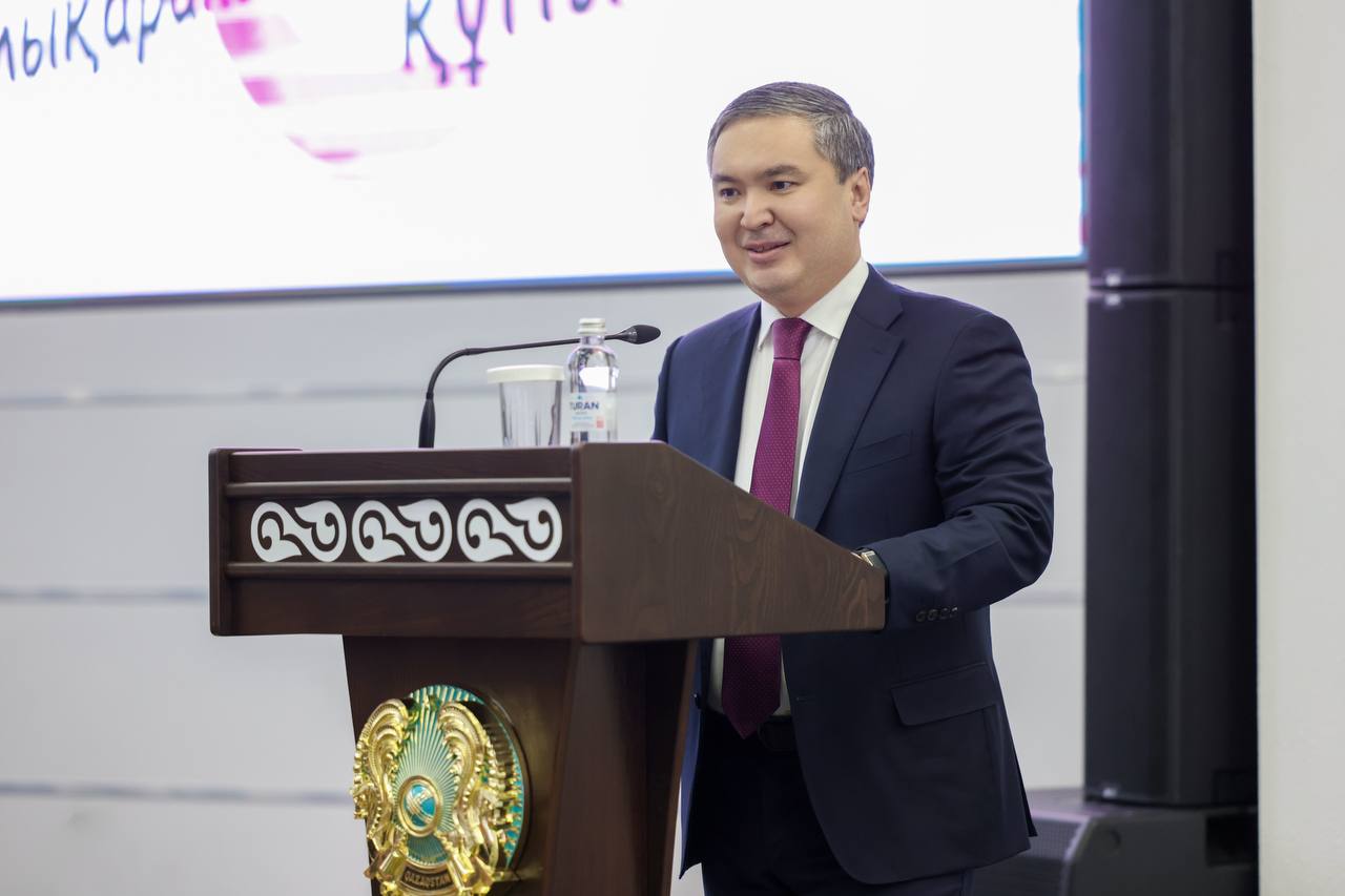 В преддверии 8 марта в Министерстве промышленности и строительства поздравили женский коллектив