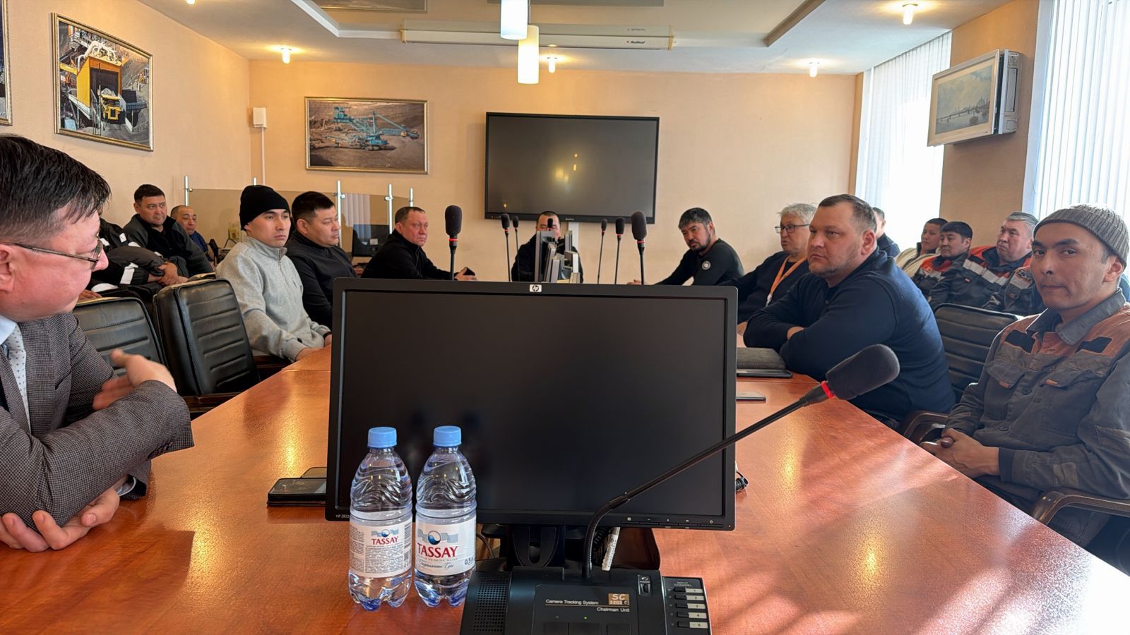 Еңбек ұжымымен кездесу