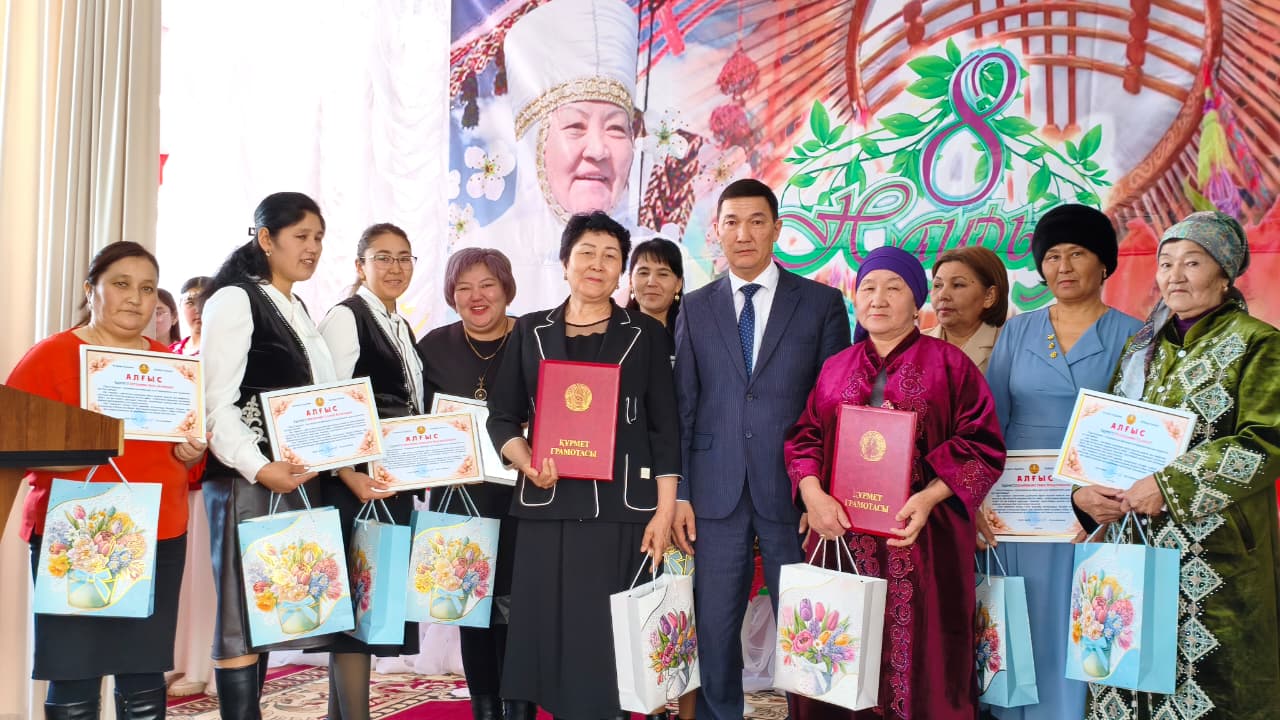 М.Әубәкіров атындағы орта мектебінде 8 наурыз – Халықаралық әйелдер күніне орай «Ана – өмір шуағы» атты мерекелік іс-шара өтті.