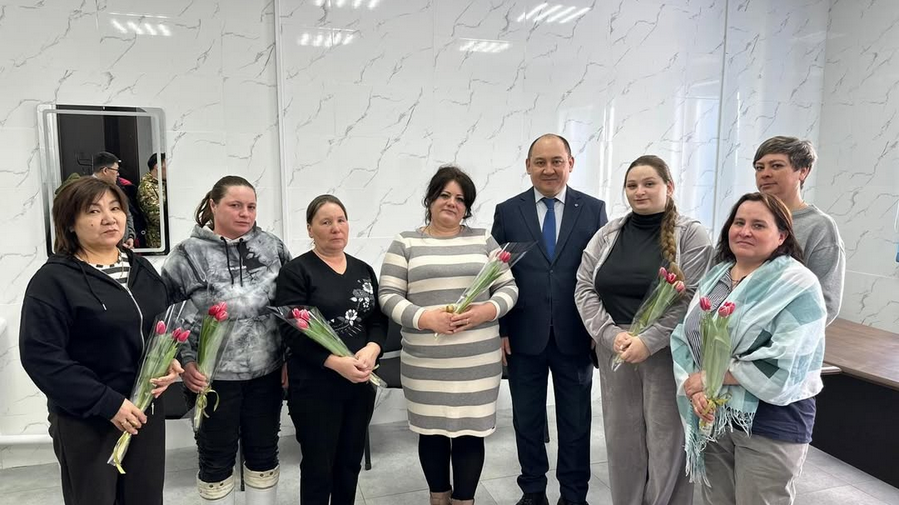 Аким района Алтай Ренат Курмамбаев поздравил женщин ТОО «Мойылды-Байконыр» с наступающим Международным женским днем — 8 Марта.