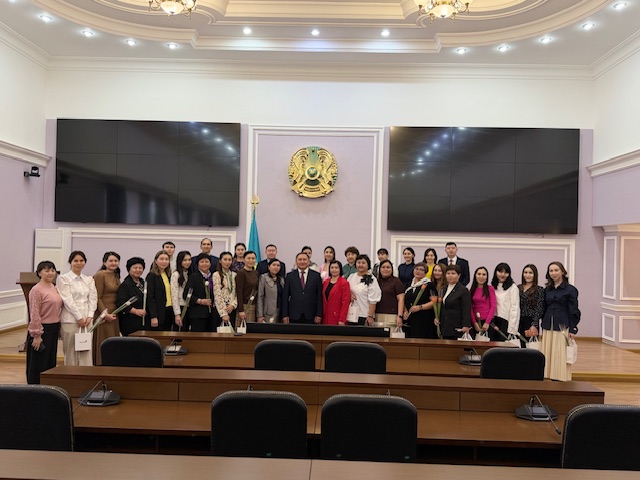 В преддверии Международного женского дня – 8 Марта, который сопровождается весенним солнцем, в управлении здравоохранения Западно-Казахстанской области состоялось чествование коллег.