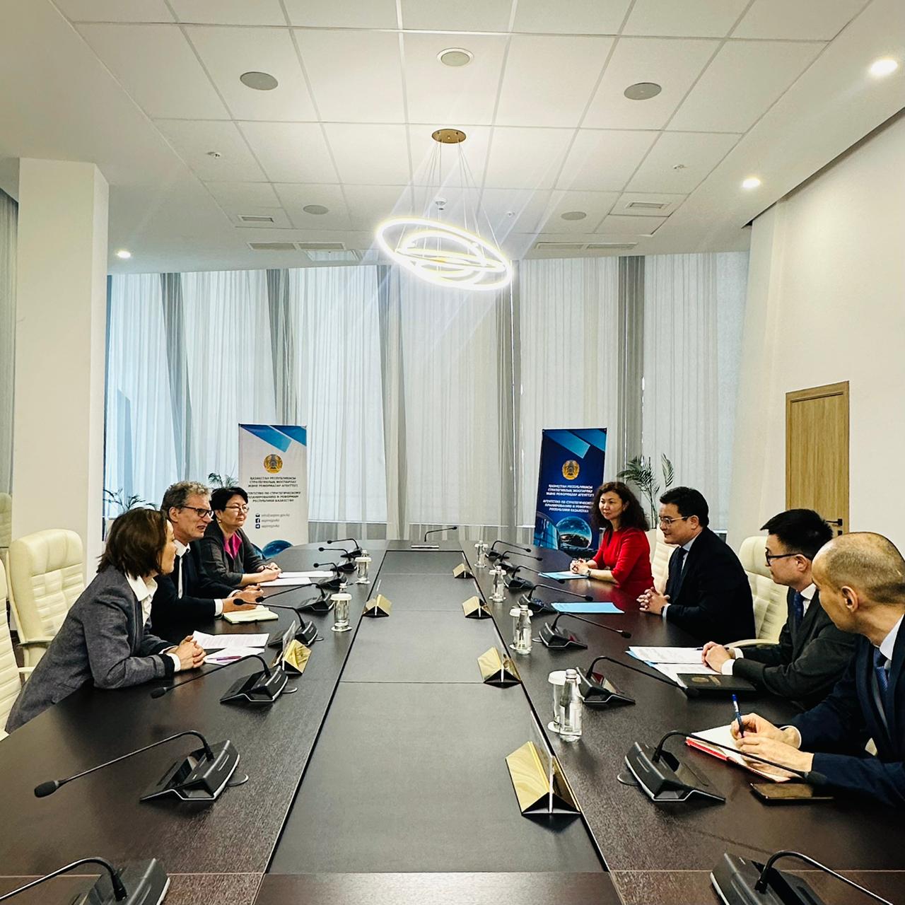 СЖРА төрағасы Әсет Ерғалиев Дүниежүзілік банк өкілі  Адриан Фоззардпен кездесті