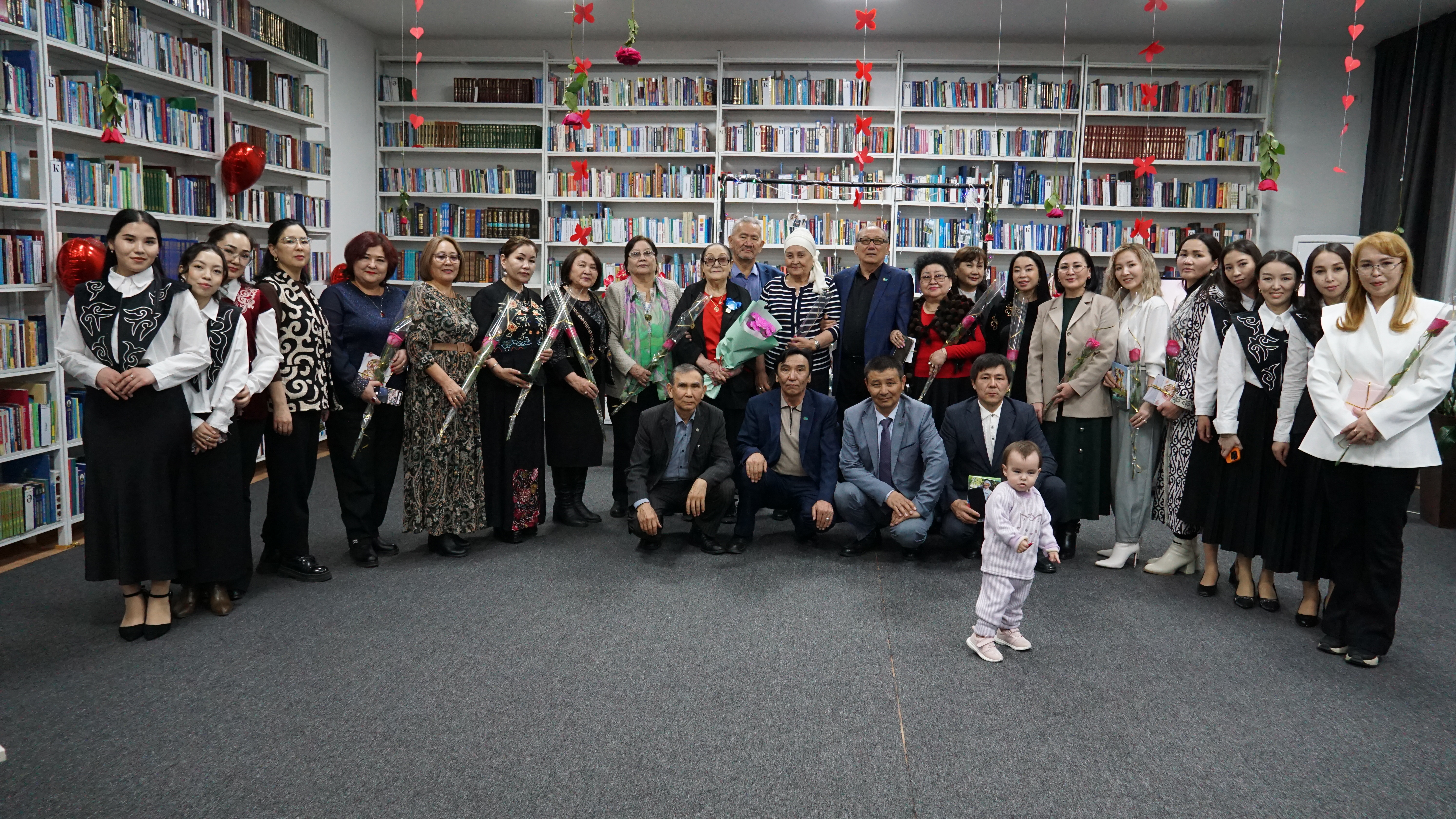 В рамках проекта «Вечерняя библиотека» состоялся поэтический вечер «Жыр мен гүл», посвящённый женщинам-поэтам и писателям Жетісу