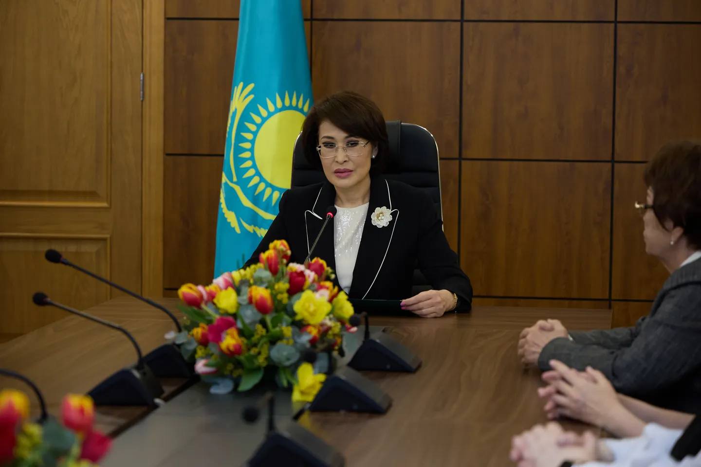 ҰЛТ ДЕНСАУЛЫҒЫНА ҚОСҚАН ҮЛЕСІ ҮШІН: 30 ӘЙЕЛ МЕДИЦИНА ҚЫЗМЕТКЕРІ ЛАЙЫҚТЫ МАРАПАТТАРМЕН МАРАПАТТАЛДЫ