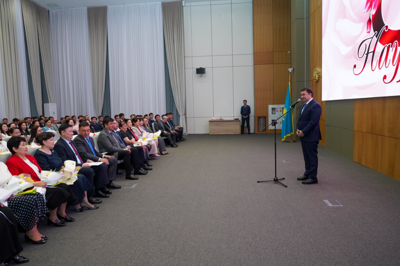 НҰРАЛХАН КӨШЕРОВ МЕМЛЕКЕТТІК ҚЫЗМЕТТЕГІ АНАЛАР МЕН АРУЛАРДЫ МЕРЕКЕМЕН ҚҰТТЫҚТАДЫ