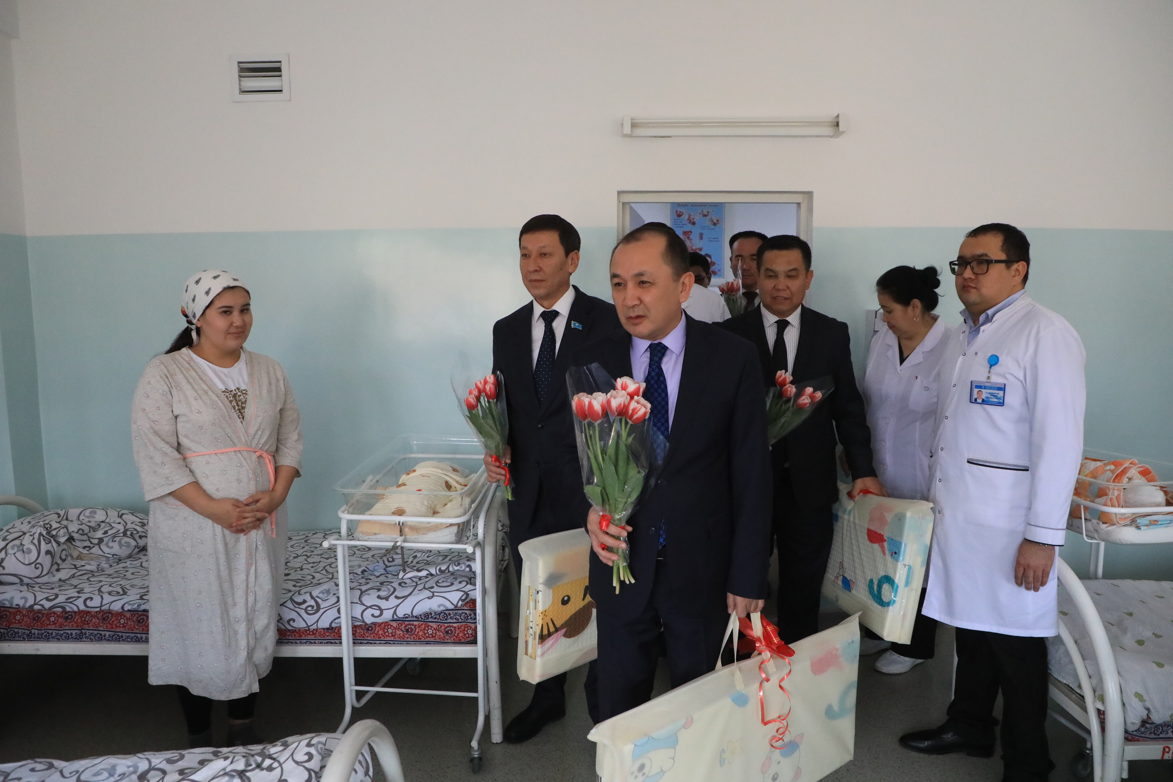 САРЫАГАШ: В ЧЕСТЬ ПРАЗДНИКА ОТДЕЛЬНО ПОЧТИЛИ МАМ, РОЖАВШИХ ДЕТЕЙ