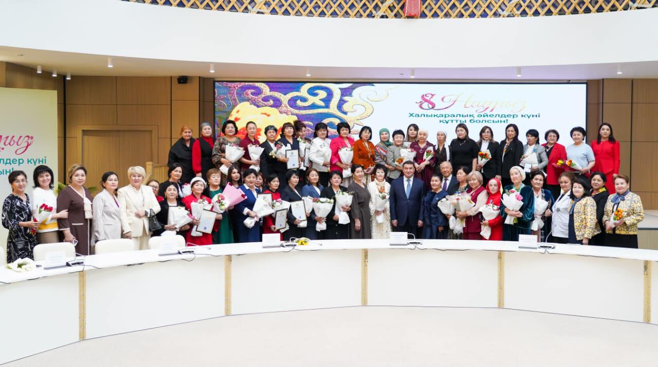 ТҮРКІСТАНДА «ӘЛЕМНІҢ ЖАРЫҒЫ – АНА» МЕРЕКЕЛІК КЕШІ ӨТІП, ХАНЫМДАР МЕН АРУЛАРҒА ҚҰРМЕТ КӨРСЕТІЛДІ