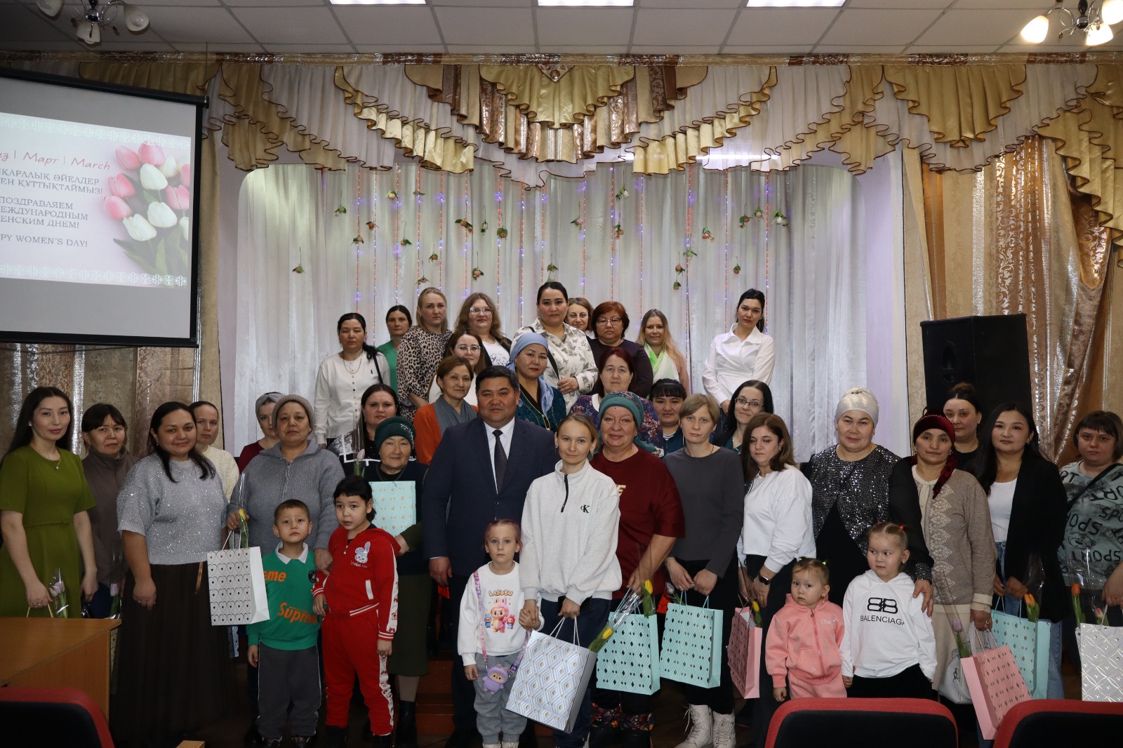 Аким Щербактинского района поздравил женщин, воспитывающих особенных детей, с Международным женским днём