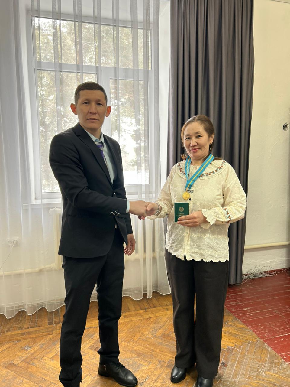 Ауылымыздың қадірлі тұрғыны Шілтен Ботагөз апайымызға «Алтын алқа» марапаты табысталды.