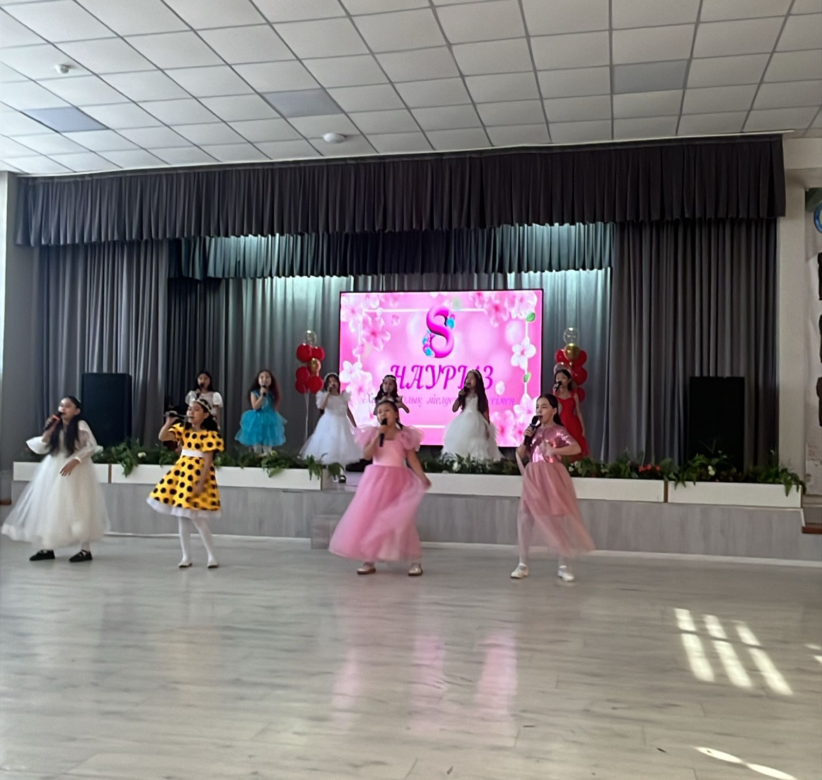 В организациях образования города Шахтинска прошел цикл праздничных мероприятий, приуроченных к Международному женскому дню 8 марта.