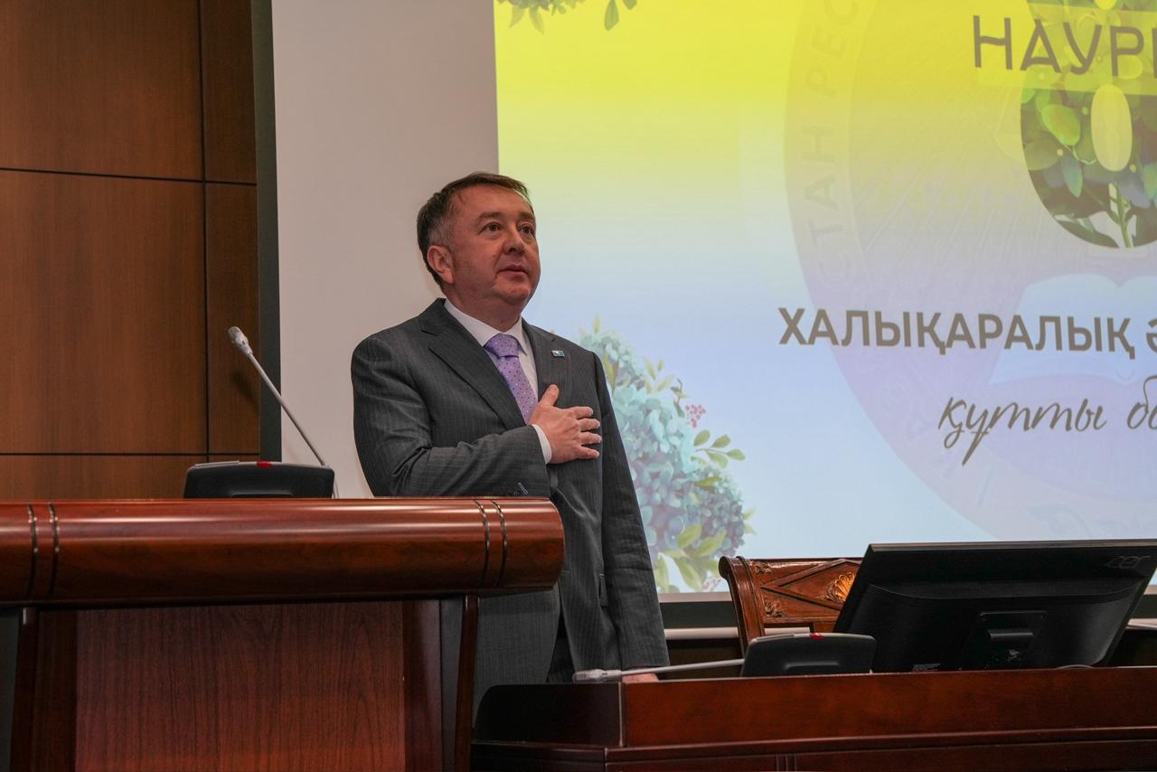 ҚР Әділет министрі Ерлан Сәрсембаев әділет органдарында қызмет атқаратын барша нәзік жанды аруларды 8 наурыз – Халықаралық әйелдер күні мерекесімен құттықтады