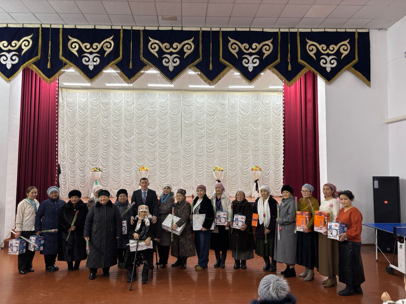 8 наурыз - Халықаралық әйелдер күніне орай, округ әкімі Дюсембаев Алмас Ермекұлы «Алтын алқа» және «Күміс алқа» иегерлеріне арнайы сый-сияпат табыстап, ерекше ілтипат білдірді