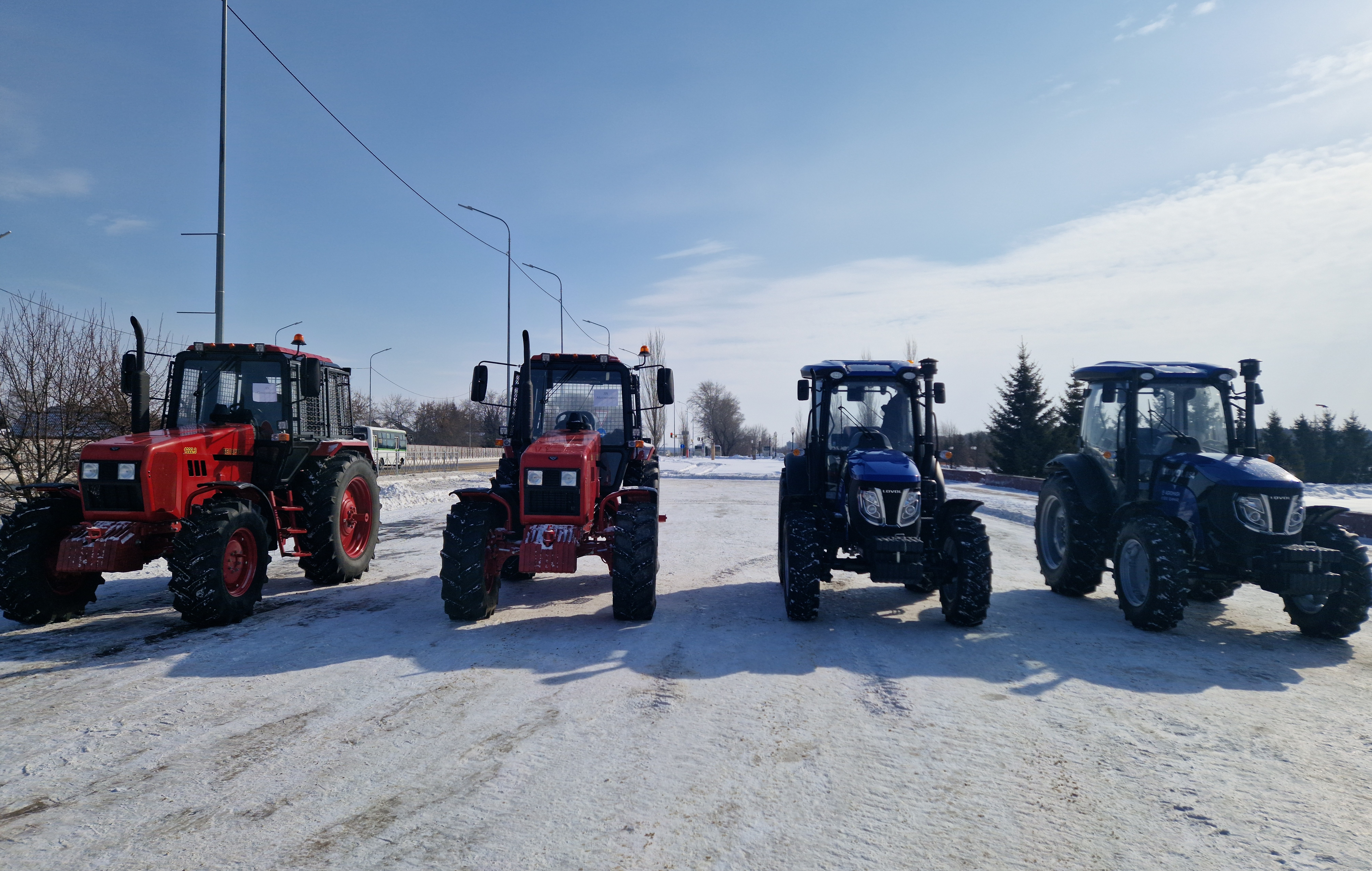 Вручена тракторная техника лесным хозяйствам области