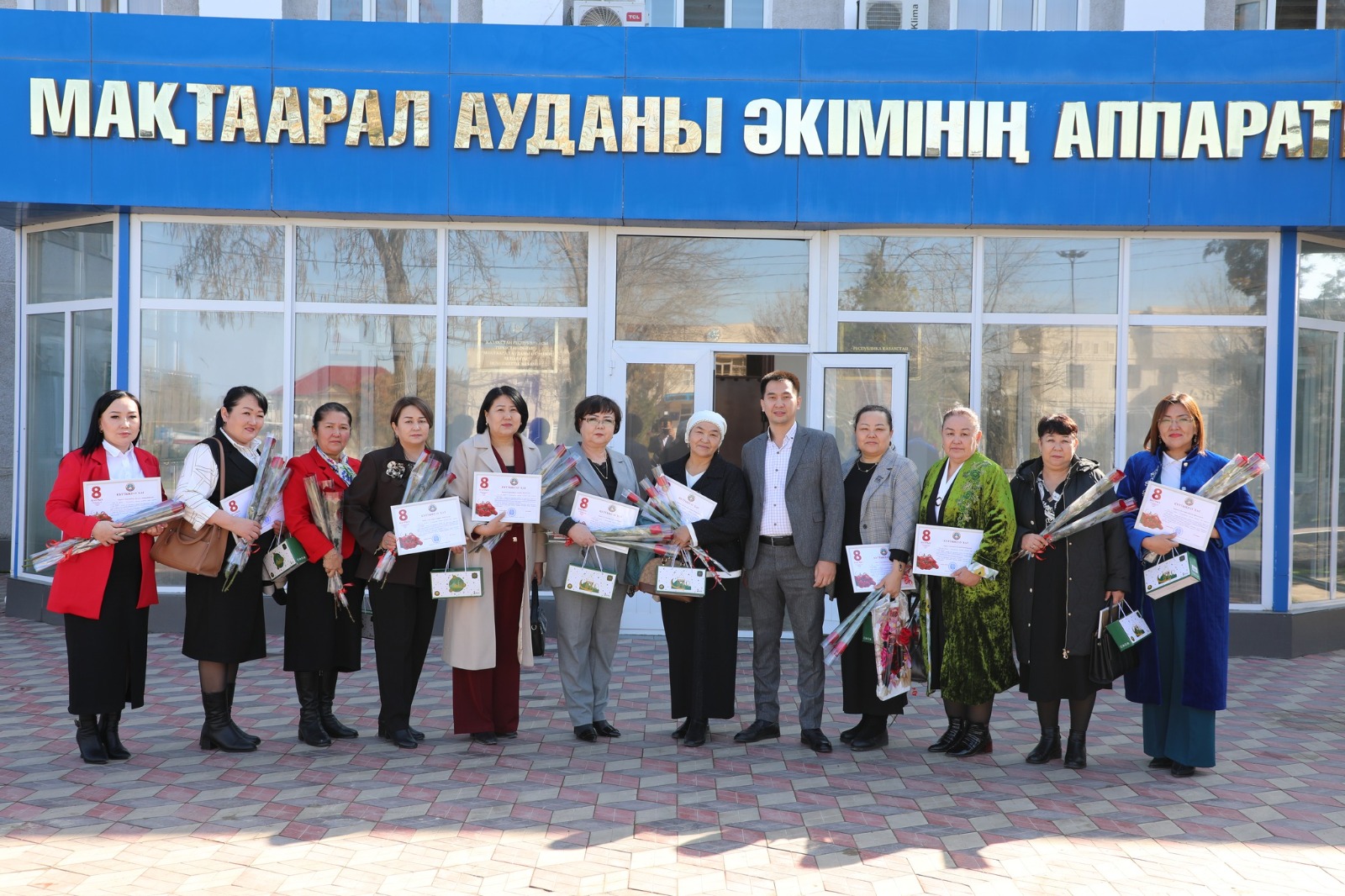 МАҚТААРАЛДА АППАРАТТЫҢ ҚЫЗ-КЕЛІНШЕКТЕРІ ҚҰРМЕТКЕ БӨЛЕНДІ