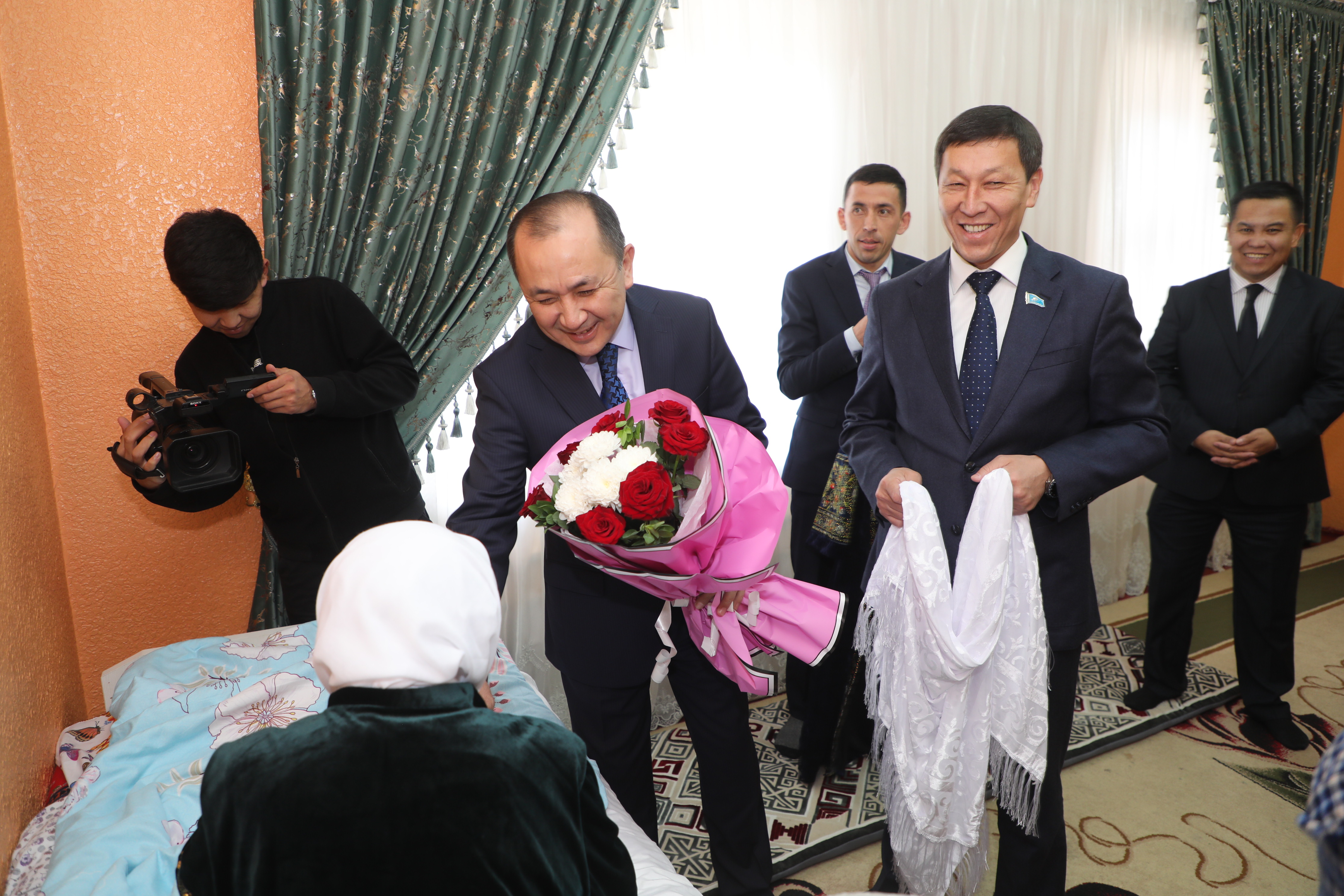 САРЫАГАШ: СТОЛЕТНИЕ МАТЕРИ ПОЛУЧИЛИ ПОЧЁТ