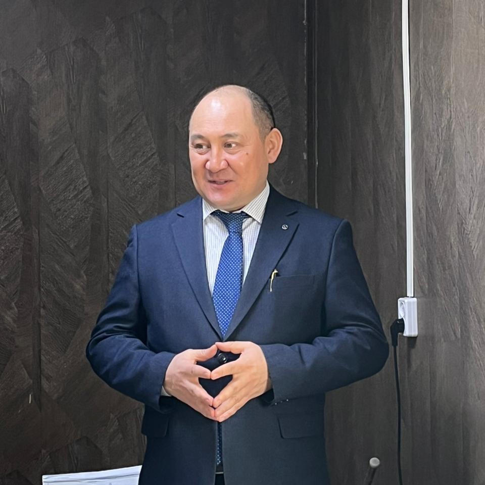 В преддверии Международного женского дня – 8 Марта аким района Ренат Курмамбаев поздравил прекрасную половину коллектива Лесхоза и женщин-работниц железнодорожной станции п. Зубовск с наступающим праздником весны.