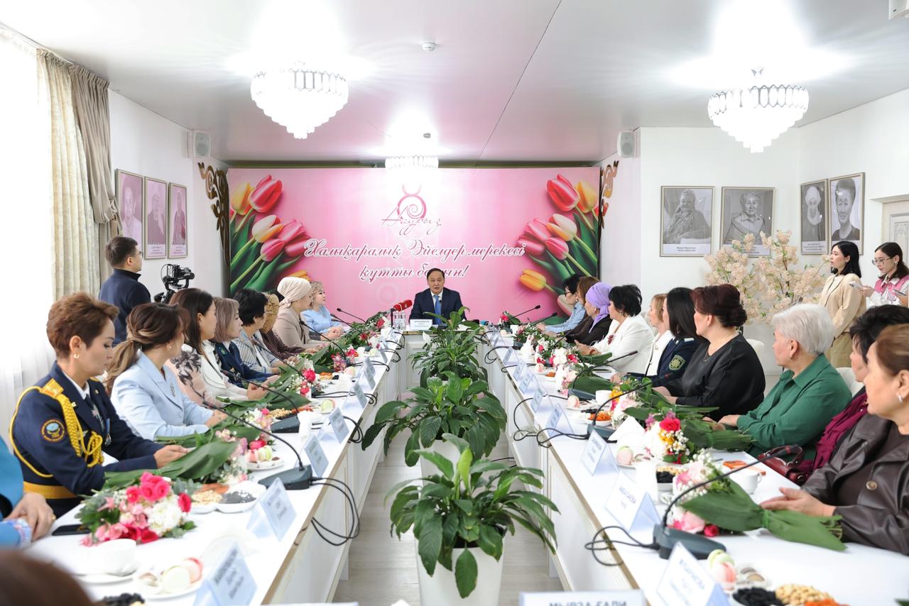 Ербол Карашукеев поздравил представительниц прекрасного пола с 8 Марта