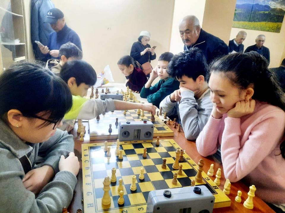 В Астане прошел шахматный турнир среди пенсионеров и молодежи