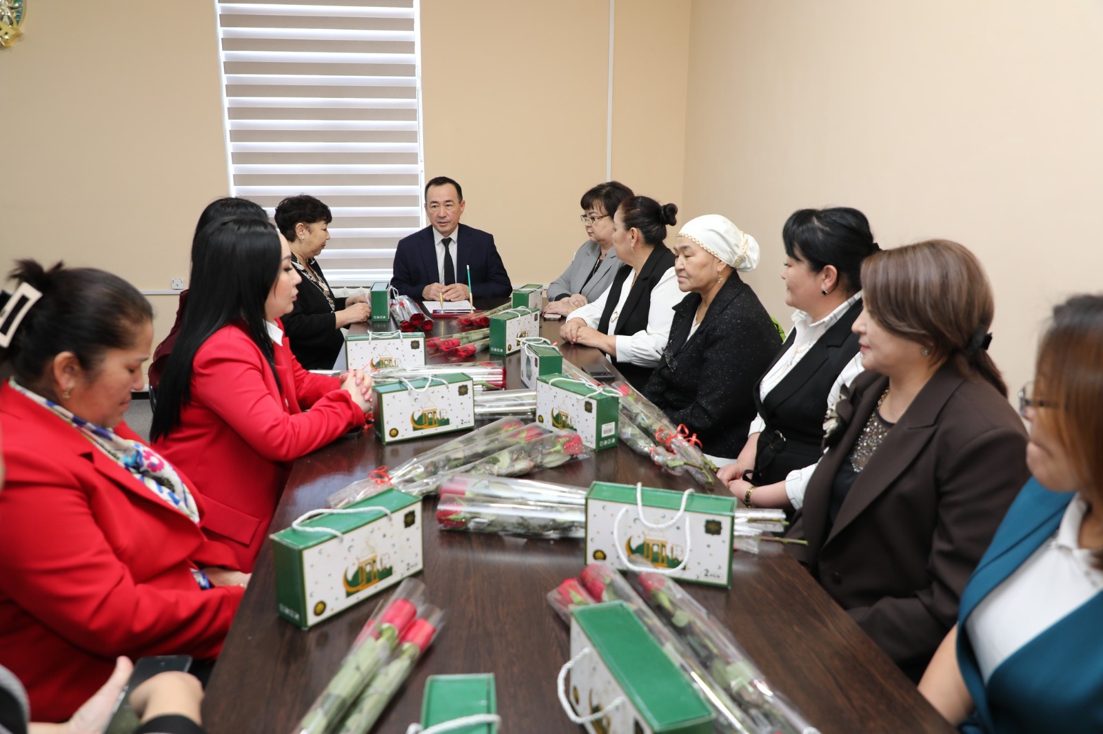 МАҚТААРАЛДА САЙЛАУ КОМИССИЯСЫНДА ҚЫЗМЕТ ЕТЕТІН ҚЫЗ-КЕЛІНШЕКТЕРГЕ ҚҰРМЕТ КӨРСЕТІЛДІ