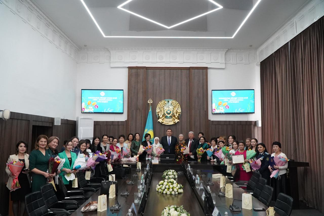 Аяулы арулар - құрмет құшағында