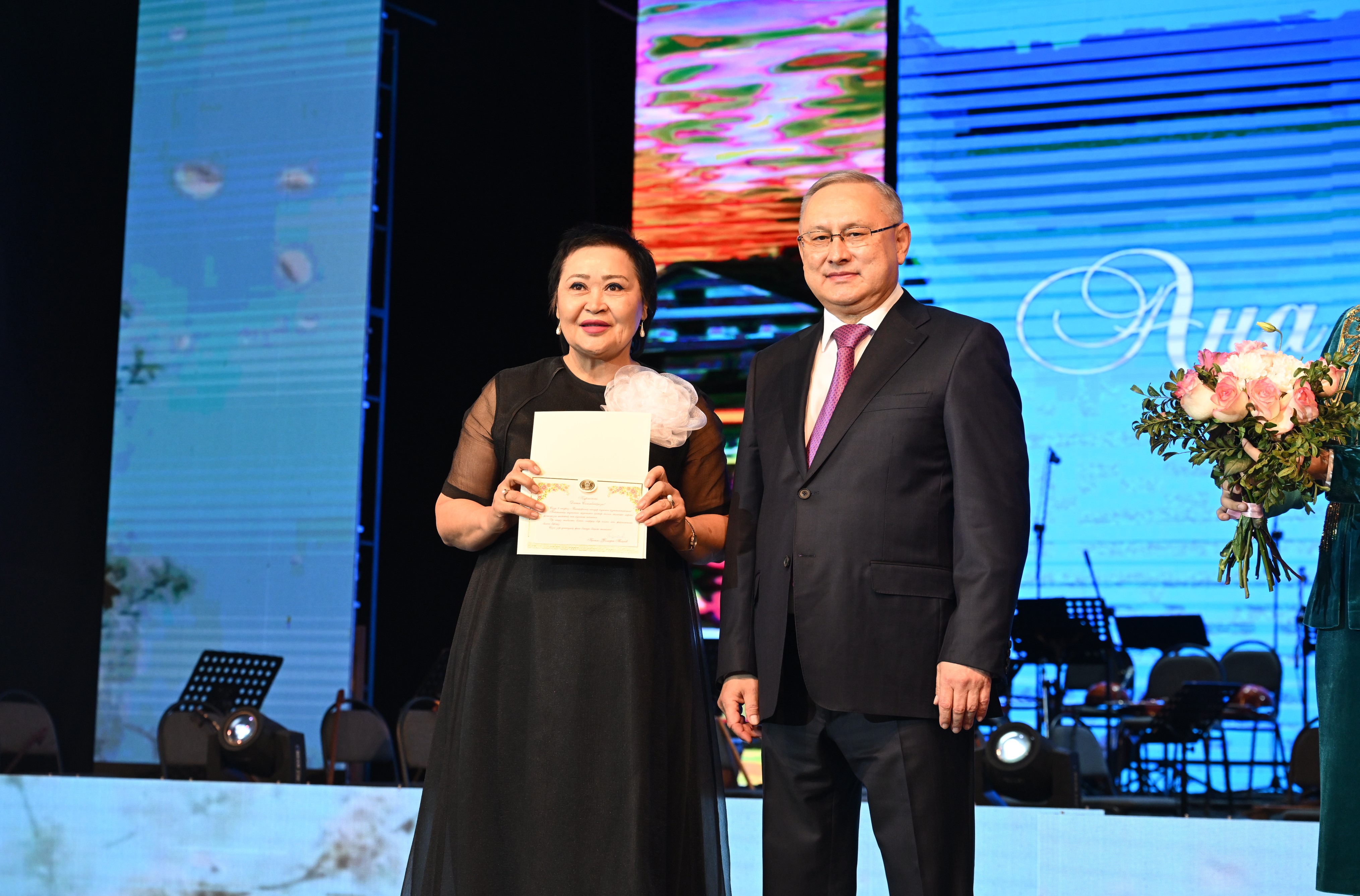 Бейбит Исабаев поздравил жительниц Жетісу с 8 Марта и вручил государственные награды