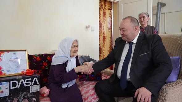 КЕЛЕС: ҚАРТ АНАЛАРҒА ҚҰРМЕТ КӨРСЕТІЛДІ