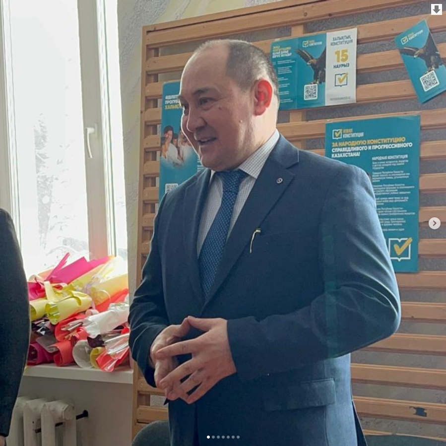 В преддверии Международного женского дня – 8 Марта аким района Ренат Курмамбаев поздравил прекрасную половину коллектива Лесхоза и женщин-работниц железнодорожной станции п. Зубовск с наступающим праздником весны.