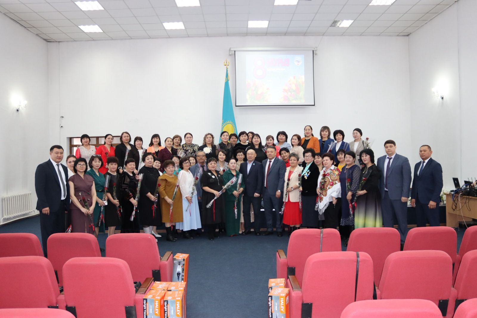 Аким района поздравил женщин-руководителей с праздником