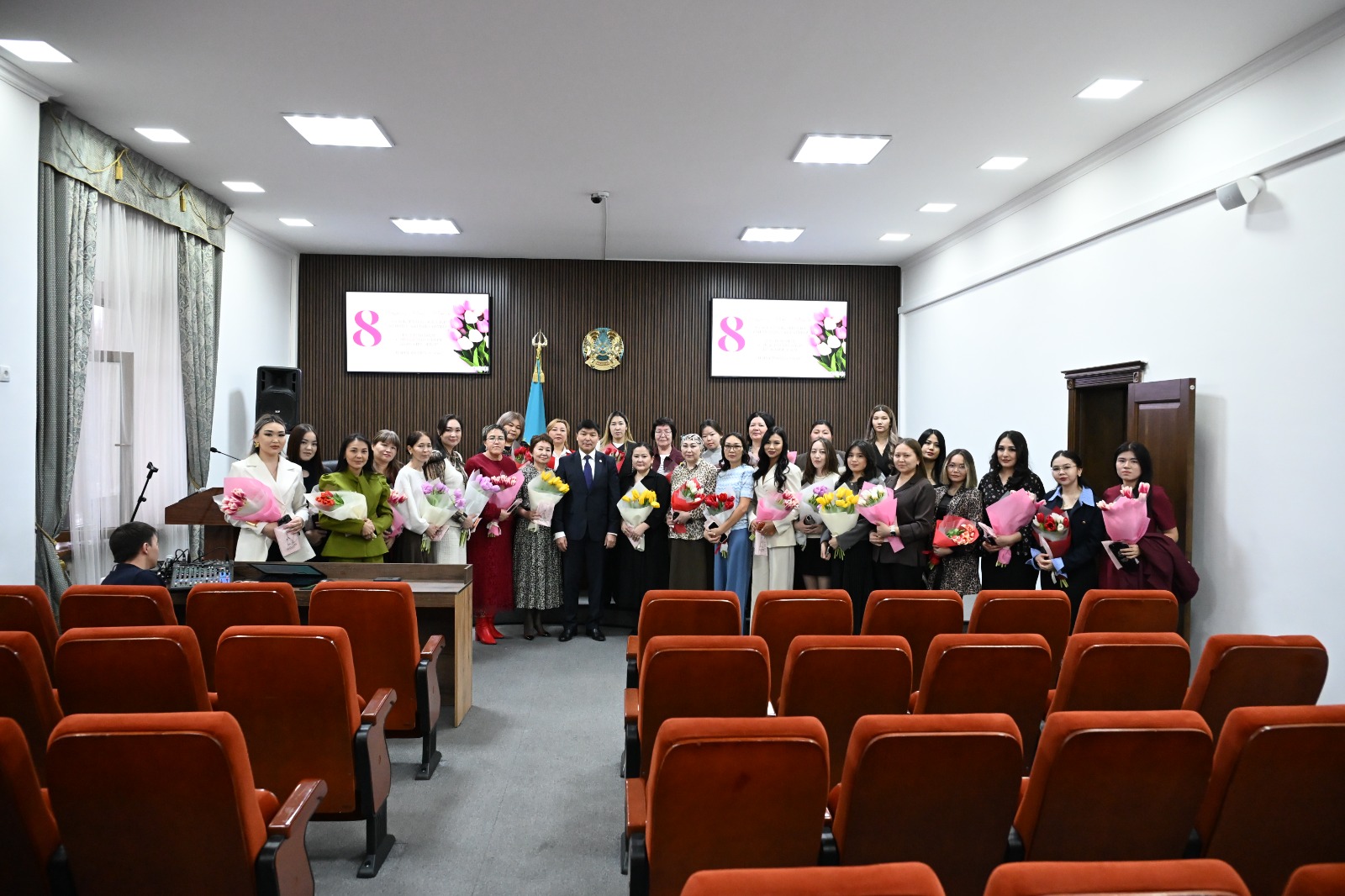 В честь 8 Марта: аким города Ернат Бәзіл поздравил женщин акимата